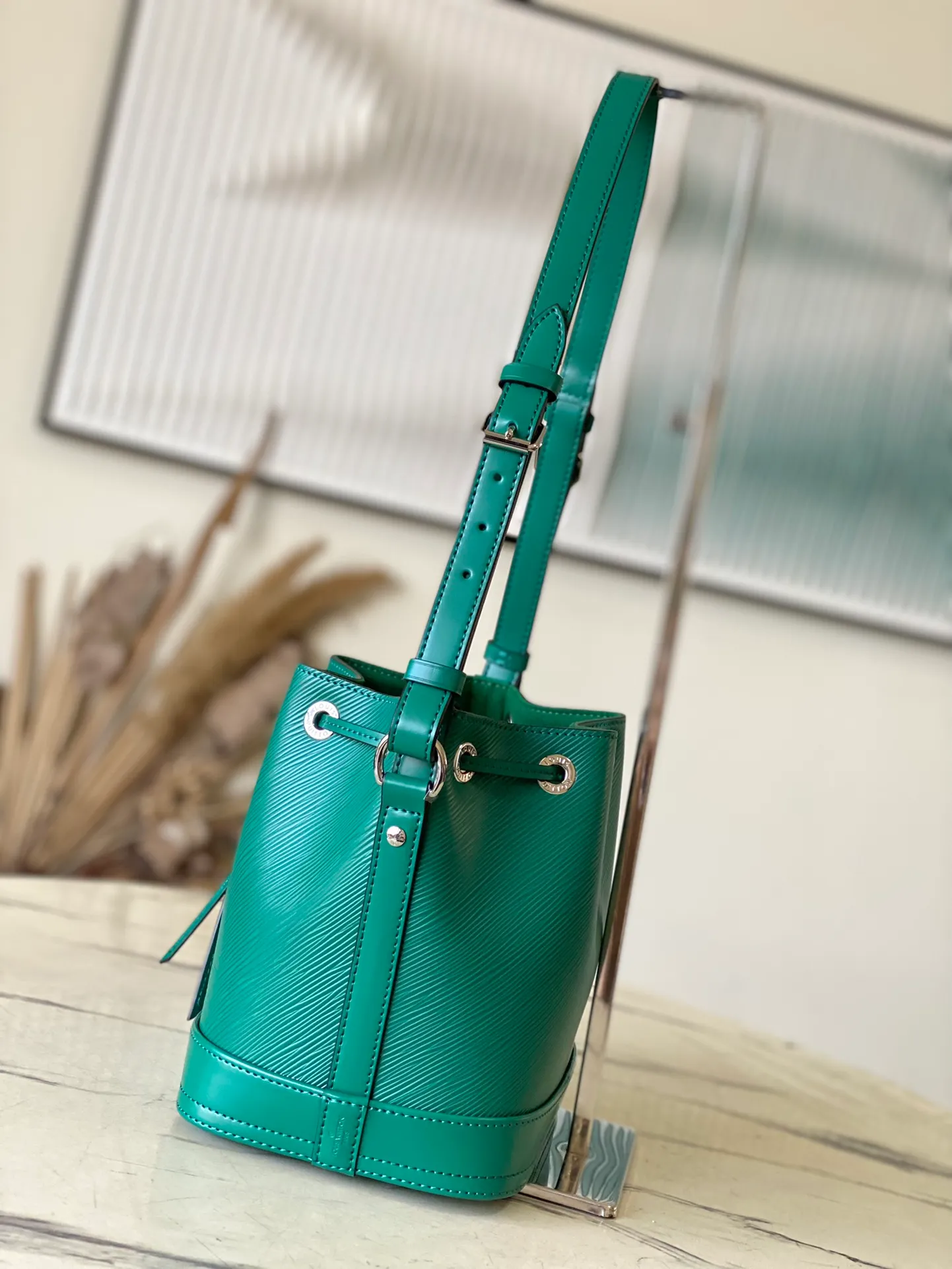 💰1560 (top layer leather) top original order M12603 green small size This Noé BB bucket bag is made of soft Epi leather, combined with smooth cowhide trim and unique embossed pattern. The iconic shape is equipped with a drawstring design to store items securely, and it also comes with a detachable Monogram storage bag. The bag body is equipped with a leather shoulder strap, which can be adjusted to be carried on the shoulder or cross-body. Dimensions: 20 x 20 x 15 cm (length x height x width)