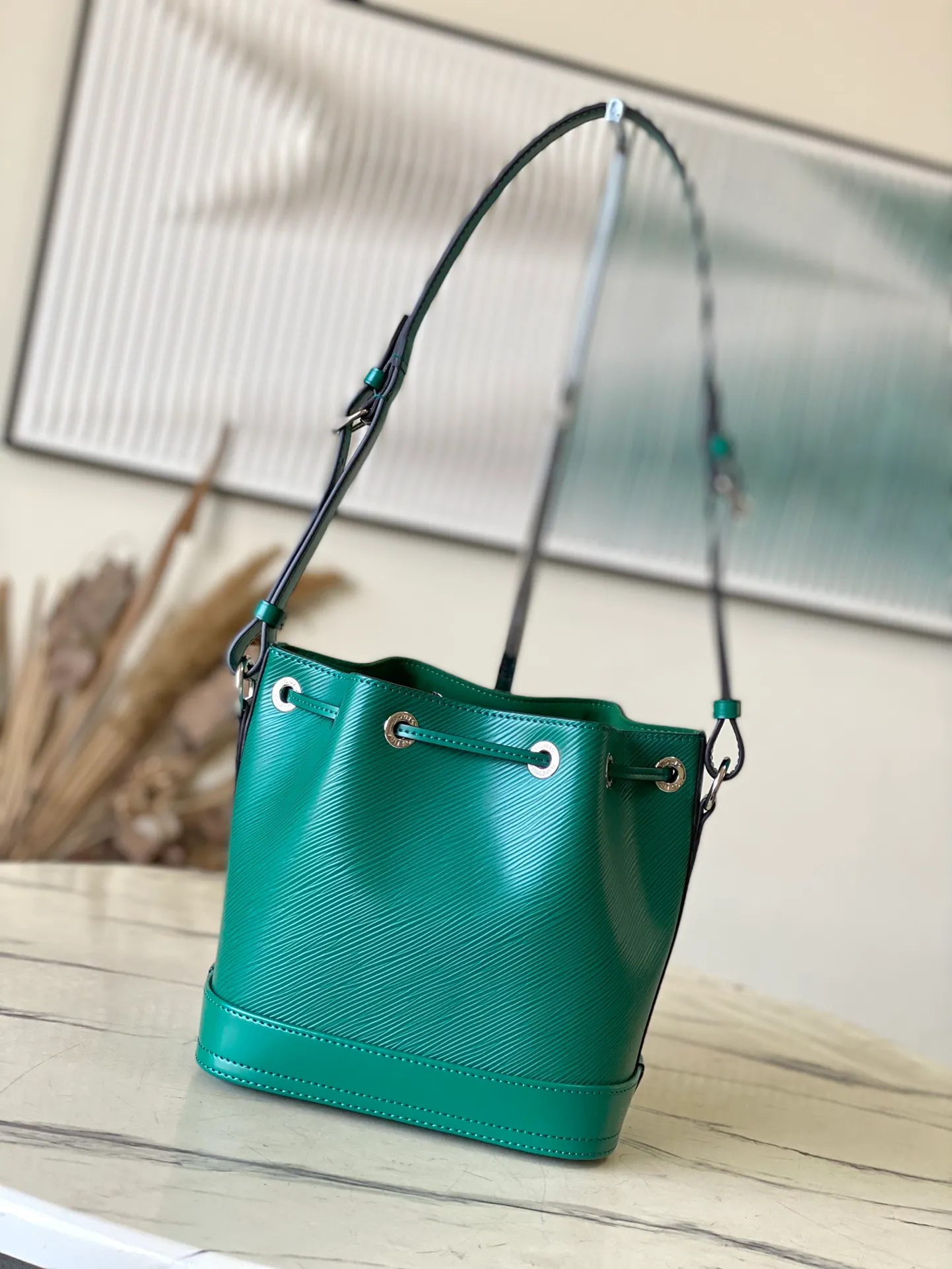 💰1560 (top layer leather) top original order M12603 green small size This Noé BB bucket bag is made of soft Epi leather, combined with smooth cowhide trim and unique embossed pattern. The iconic shape is equipped with a drawstring design to store items securely, and it also comes with a detachable Monogram storage bag. The bag body is equipped with a leather shoulder strap, which can be adjusted to be carried on the shoulder or cross-body. Dimensions: 20 x 20 x 15 cm (length x height x width)