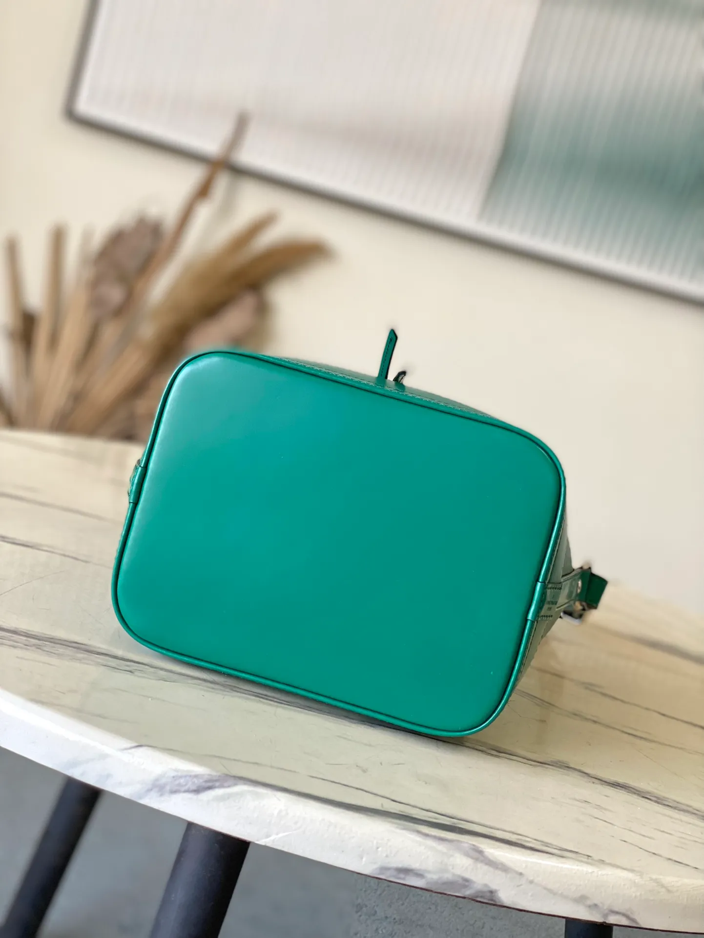 💰1560 (top layer leather) top original order M12603 green small size This Noé BB bucket bag is made of soft Epi leather, combined with smooth cowhide trim and unique embossed pattern. The iconic shape is equipped with a drawstring design to store items securely, and it also comes with a detachable Monogram storage bag. The bag body is equipped with a leather shoulder strap, which can be adjusted to be carried on the shoulder or cross-body. Dimensions: 20 x 20 x 15 cm (length x height x width)