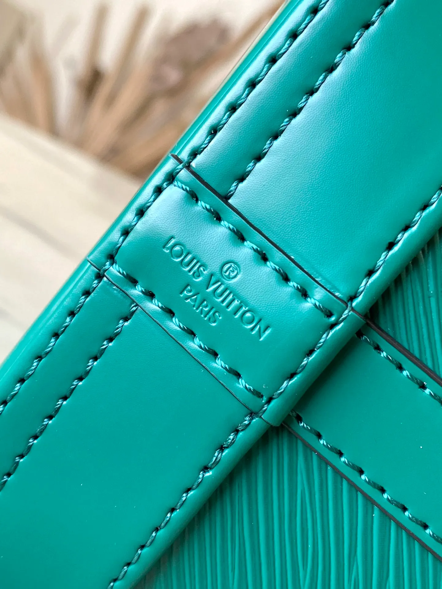 💰1560 (top layer leather) top original order M12603 green small size This Noé BB bucket bag is made of soft Epi leather, combined with smooth cowhide trim and unique embossed pattern. The iconic shape is equipped with a drawstring design to store items securely, and it also comes with a detachable Monogram storage bag. The bag body is equipped with a leather shoulder strap, which can be adjusted to be carried on the shoulder or cross-body. Dimensions: 20 x 20 x 15 cm (length x height x width)