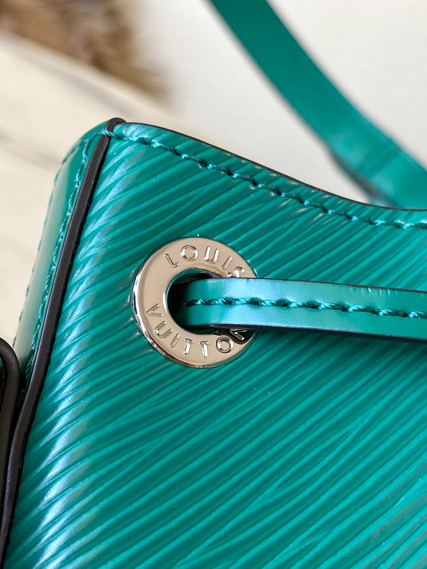 💰1560 (top layer leather) top original order M12603 green small size This Noé BB bucket bag is made of soft Epi leather, combined with smooth cowhide trim and unique embossed pattern. The iconic shape is equipped with a drawstring design to store items securely, and it also comes with a detachable Monogram storage bag. The bag body is equipped with a leather shoulder strap, which can be adjusted to be carried on the shoulder or cross-body. Dimensions: 20 x 20 x 15 cm (length x height x width)