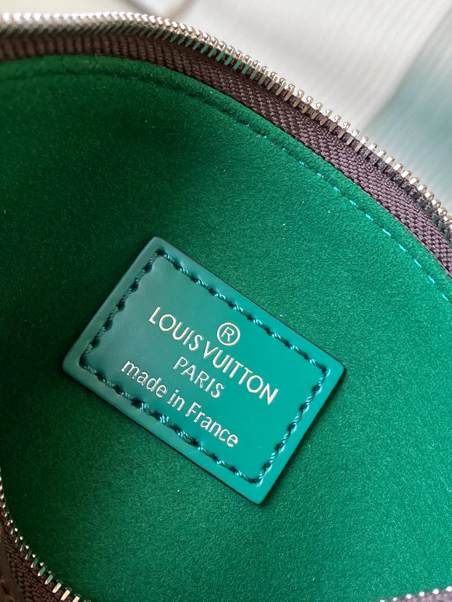 💰1560 (top layer leather) top original order M12603 green small size This Noé BB bucket bag is made of soft Epi leather, combined with smooth cowhide trim and unique embossed pattern. The iconic shape is equipped with a drawstring design to store items securely, and it also comes with a detachable Monogram storage bag. The bag body is equipped with a leather shoulder strap, which can be adjusted to be carried on the shoulder or cross-body. Dimensions: 20 x 20 x 15 cm (length x height x width)