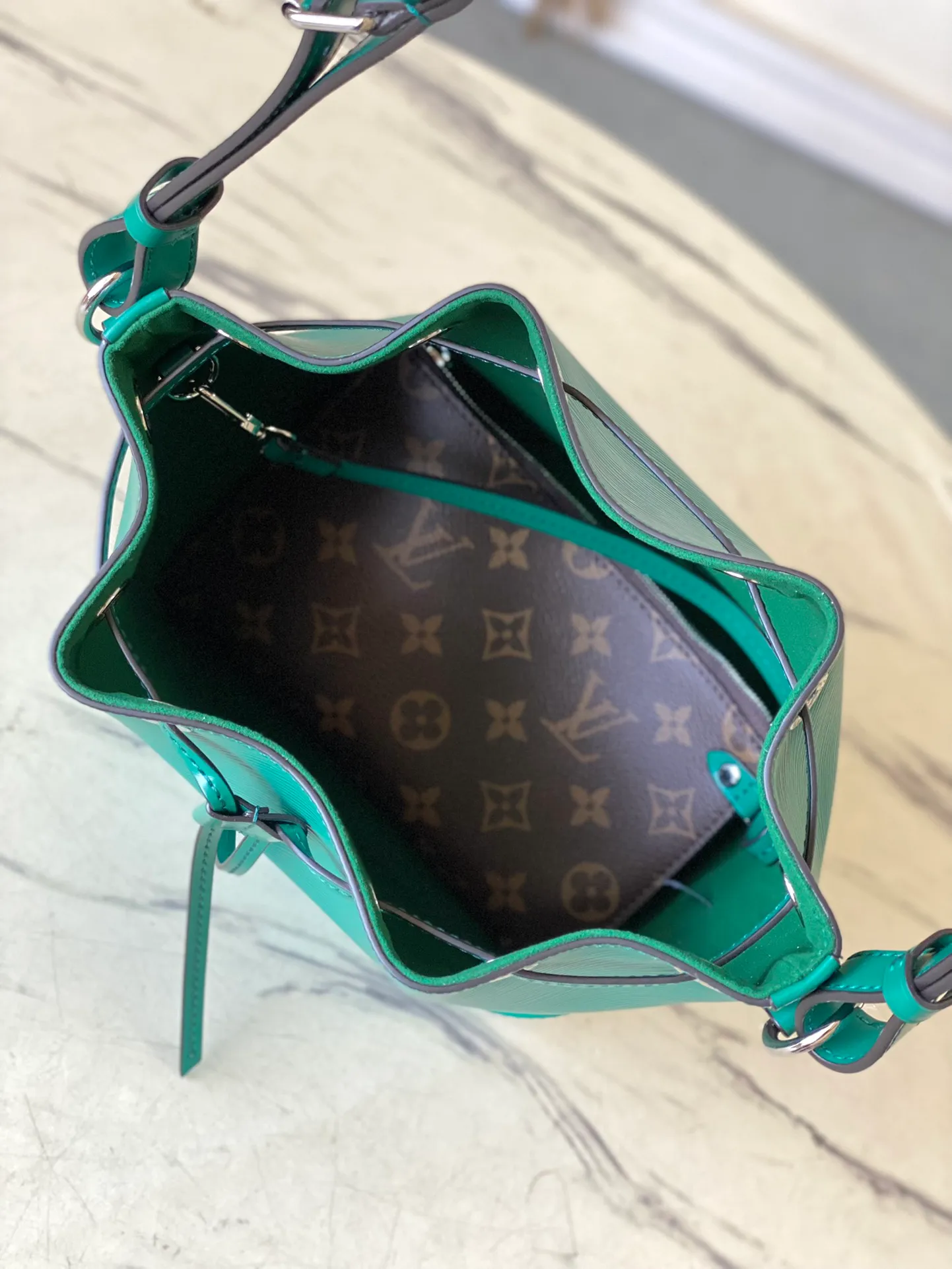 💰1560 (top layer leather) top original order M12603 green small size This Noé BB bucket bag is made of soft Epi leather, combined with smooth cowhide trim and unique embossed pattern. The iconic shape is equipped with a drawstring design to store items securely, and it also comes with a detachable Monogram storage bag. The bag body is equipped with a leather shoulder strap, which can be adjusted to be carried on the shoulder or cross-body. Dimensions: 20 x 20 x 15 cm (length x height x width)