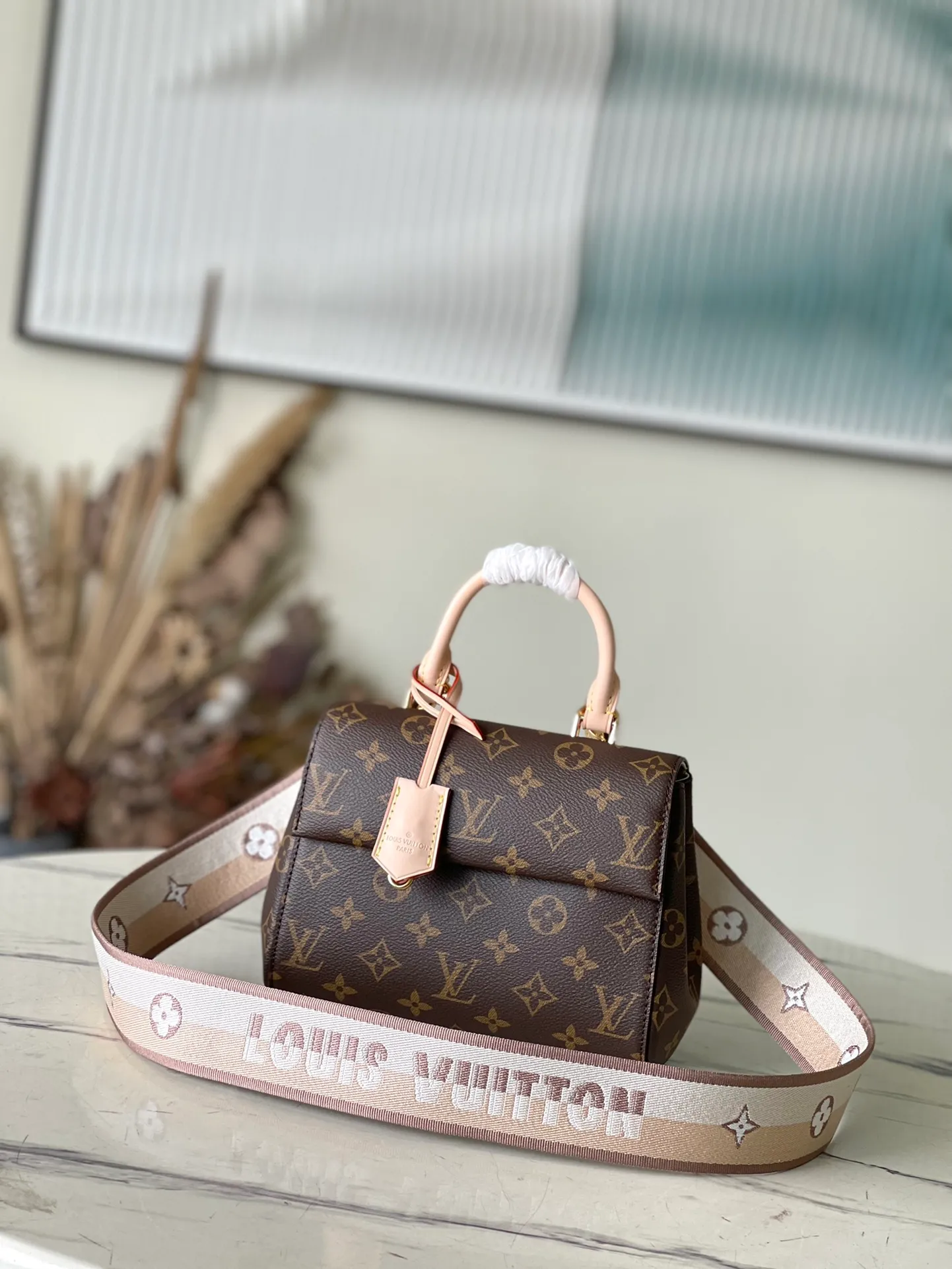 💰800 Top Original M46055 handbag’s pure structure and silhouette will never go out of style, and the strap adopts the bright colors that are popular nowadays. The Louis Vuitton logo declares the brand's identity, and the Cluny handbag is very practical and is an ideal business bag. The top handle can meet the different requirements of hand carry and elbow carry, and the removable shoulder strap can also meet the requirements of shoulder carrying. Magnetic clasp keeps personal finances safely stored. 20x 16x 7.5cm