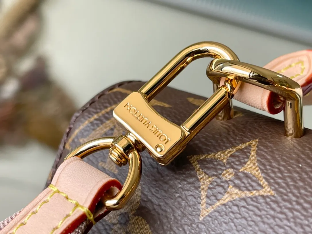 💰800 Top Original M46055 handbag’s pure structure and silhouette will never go out of style, and the strap adopts the bright colors that are popular nowadays. The Louis Vuitton logo declares the brand's identity, and the Cluny handbag is very practical and is an ideal business bag. The top handle can meet the different requirements of hand carry and elbow carry, and the removable shoulder strap can also meet the requirements of shoulder carrying. Magnetic clasp keeps personal finances safely stored. 20x 16x 7.5cm