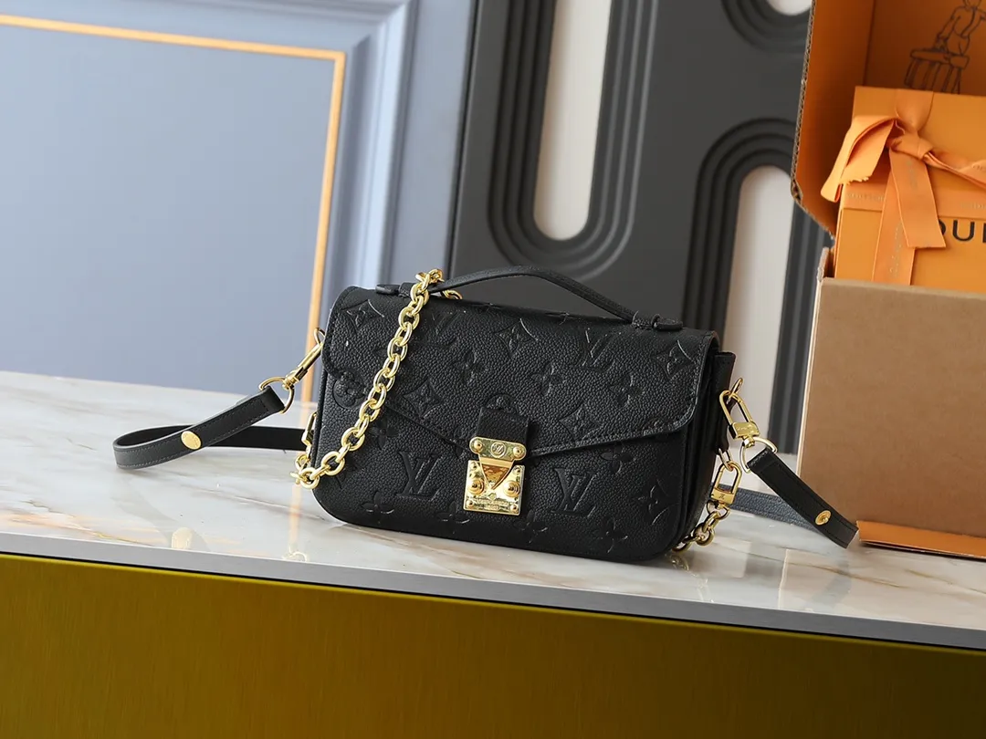 💰220💰Upgraded from the original M47045 M23940 M46595 M22942 M23081 M46596 M46279 This Pochette Métis East West handbag is made of Monogram Empreinte embossed leather, showing the fusion of brand style and modern elements. The traditional S-lock clasp and detachable short chain have a metallic sheen, and the sophisticated construction includes a neat interior and adjustable shoulder straps for easy urban mobility. Dimensions: 21.5 x 13.5 x 6.0 cm (length x height x width)