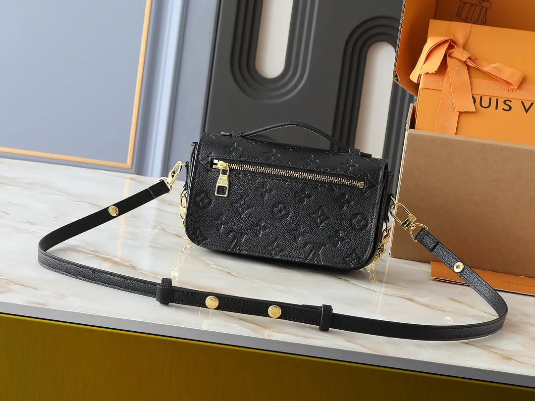 💰220💰Upgraded from the original M47045 M23940 M46595 M22942 M23081 M46596 M46279 This Pochette Métis East West handbag is made of Monogram Empreinte embossed leather, showing the fusion of brand style and modern elements. The traditional S-lock clasp and detachable short chain have a metallic sheen, and the sophisticated construction includes a neat interior and adjustable shoulder straps for easy urban mobility. Dimensions: 21.5 x 13.5 x 6.0 cm (length x height x width)