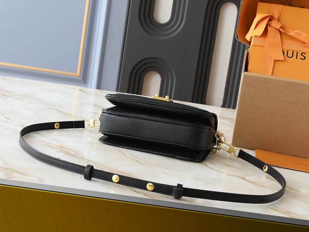 💰220💰Upgraded from the original M47045 M23940 M46595 M22942 M23081 M46596 M46279 This Pochette Métis East West handbag is made of Monogram Empreinte embossed leather, showing the fusion of brand style and modern elements. The traditional S-lock clasp and detachable short chain have a metallic sheen, and the sophisticated construction includes a neat interior and adjustable shoulder straps for easy urban mobility. Dimensions: 21.5 x 13.5 x 6.0 cm (length x height x width)