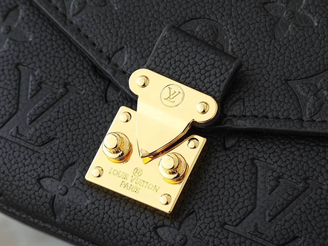 💰220💰Upgraded from the original M47045 M23940 M46595 M22942 M23081 M46596 M46279 This Pochette Métis East West handbag is made of Monogram Empreinte embossed leather, showing the fusion of brand style and modern elements. The traditional S-lock clasp and detachable short chain have a metallic sheen, and the sophisticated construction includes a neat interior and adjustable shoulder straps for easy urban mobility. Dimensions: 21.5 x 13.5 x 6.0 cm (length x height x width)