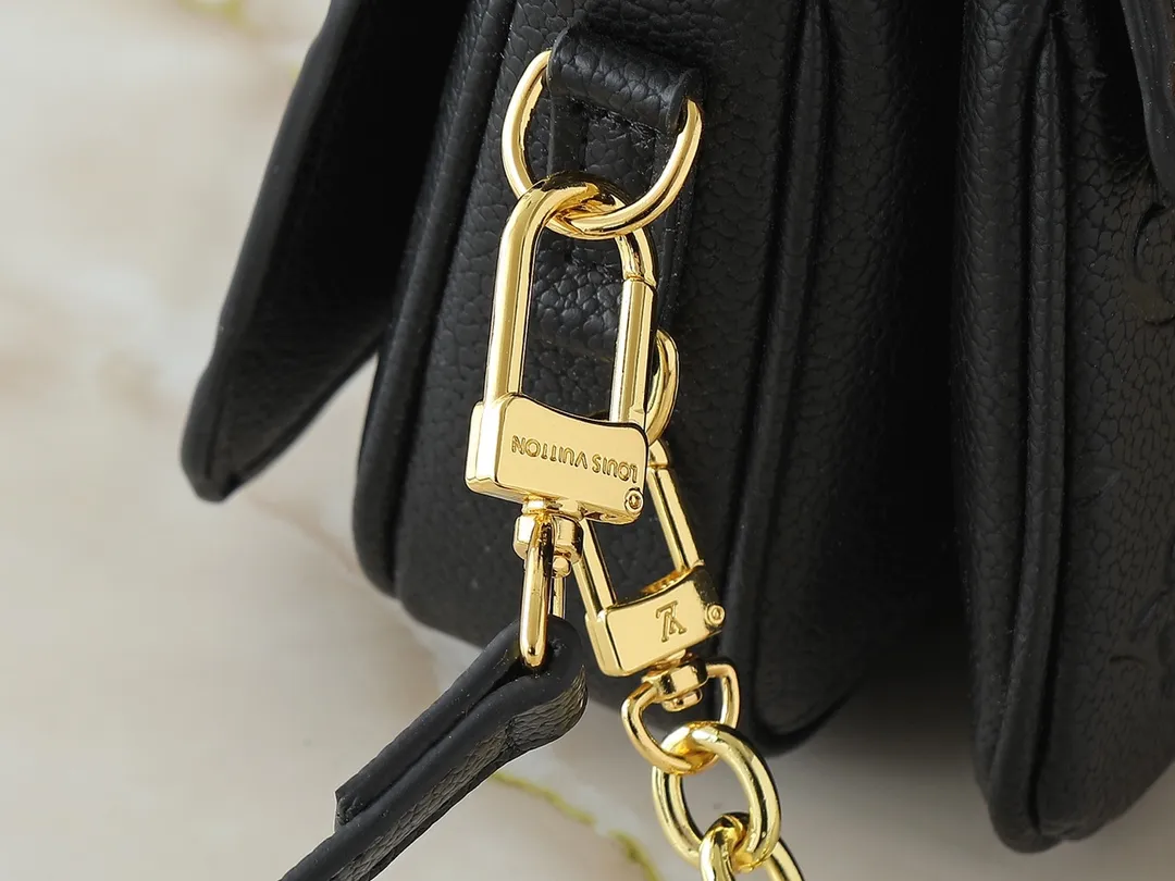 💰220💰Upgraded from the original M47045 M23940 M46595 M22942 M23081 M46596 M46279 This Pochette Métis East West handbag is made of Monogram Empreinte embossed leather, showing the fusion of brand style and modern elements. The traditional S-lock clasp and detachable short chain have a metallic sheen, and the sophisticated construction includes a neat interior and adjustable shoulder straps for easy urban mobility. Dimensions: 21.5 x 13.5 x 6.0 cm (length x height x width)
