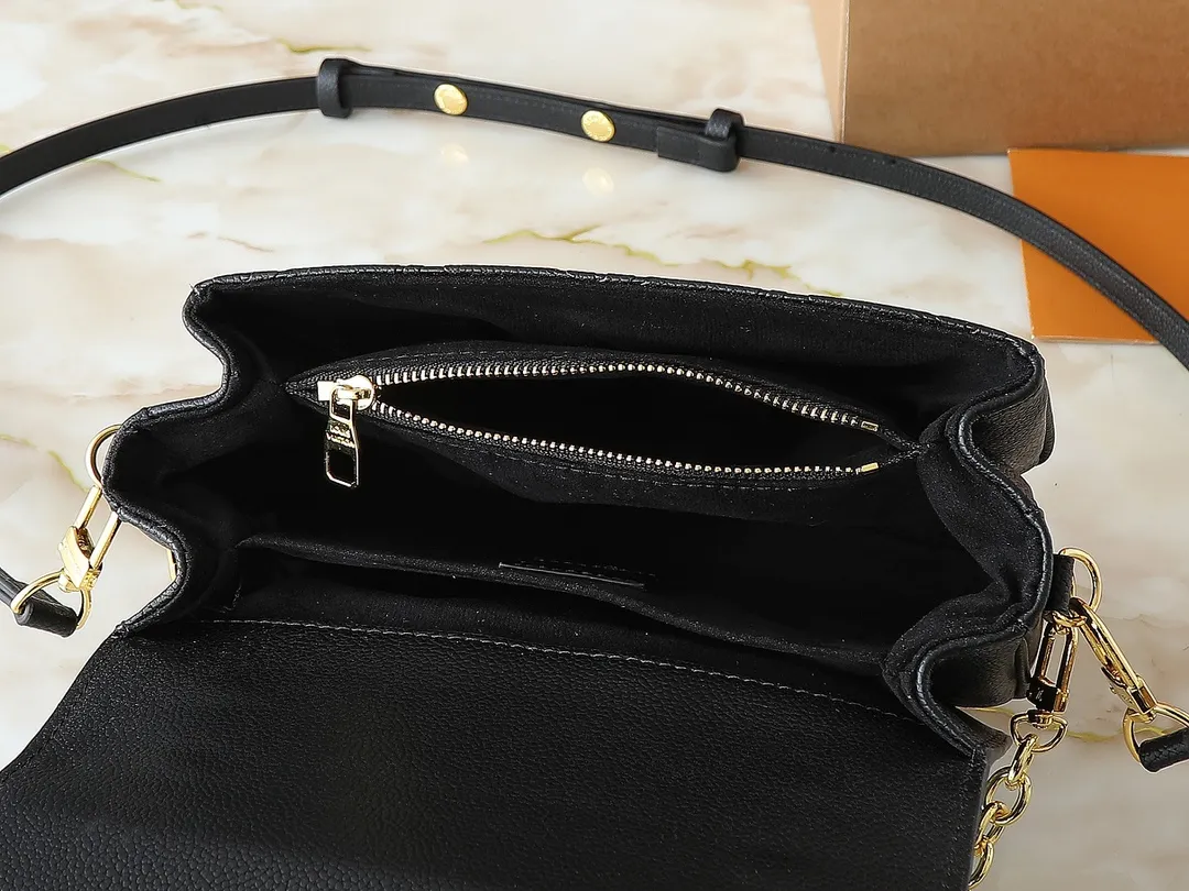 💰220💰Upgraded from the original M47045 M23940 M46595 M22942 M23081 M46596 M46279 This Pochette Métis East West handbag is made of Monogram Empreinte embossed leather, showing the fusion of brand style and modern elements. The traditional S-lock clasp and detachable short chain have a metallic sheen, and the sophisticated construction includes a neat interior and adjustable shoulder straps for easy urban mobility. Dimensions: 21.5 x 13.5 x 6.0 cm (length x height x width)