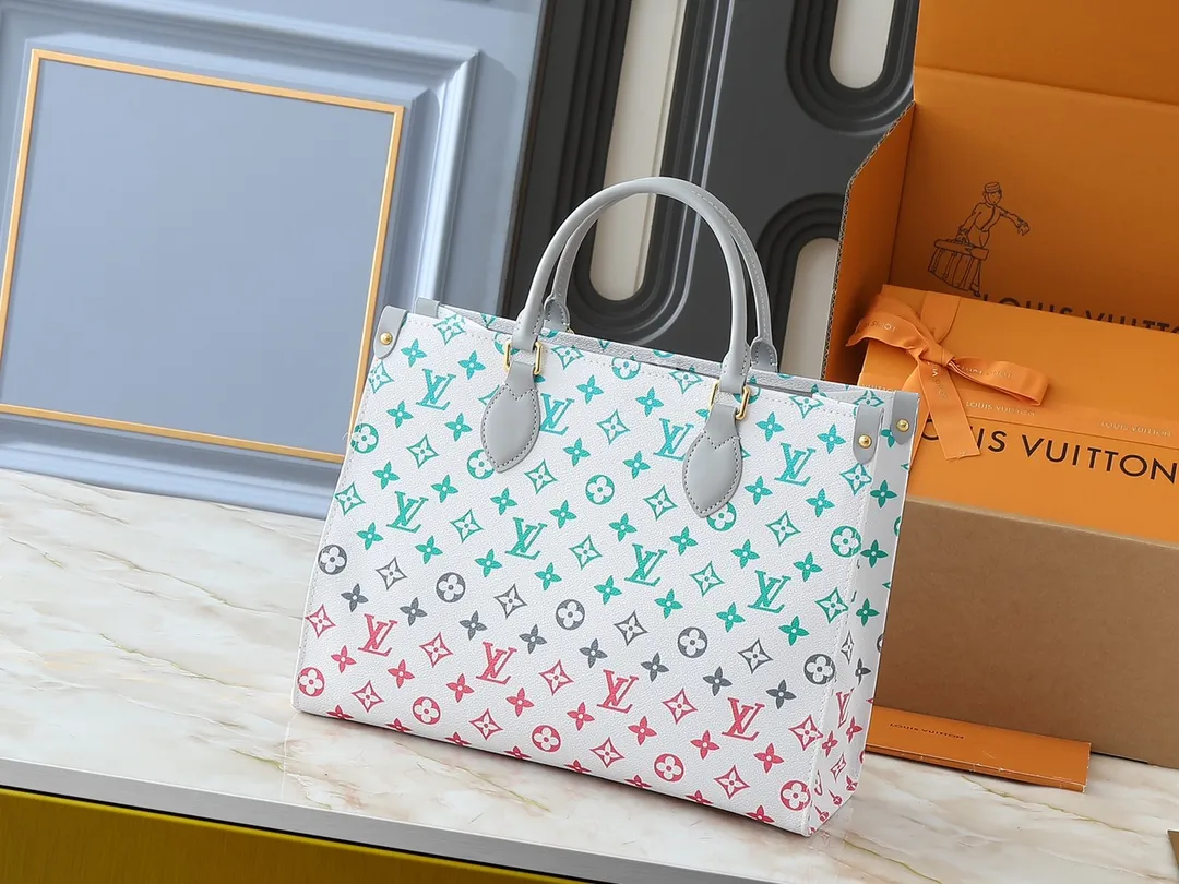 💰260💰Upgraded original version 🔥New style🔥M45039 M45321 M44571 This Onthego medium handbag combines classic Monogram canvas and Monogram Reverse canvas on both sides to present completely different styles. Toron's dual handles and shoulder strap allow for a variety of carrying options. Dimensions: 34.0 x 26.0 x 13.0 cm (length x height x width)