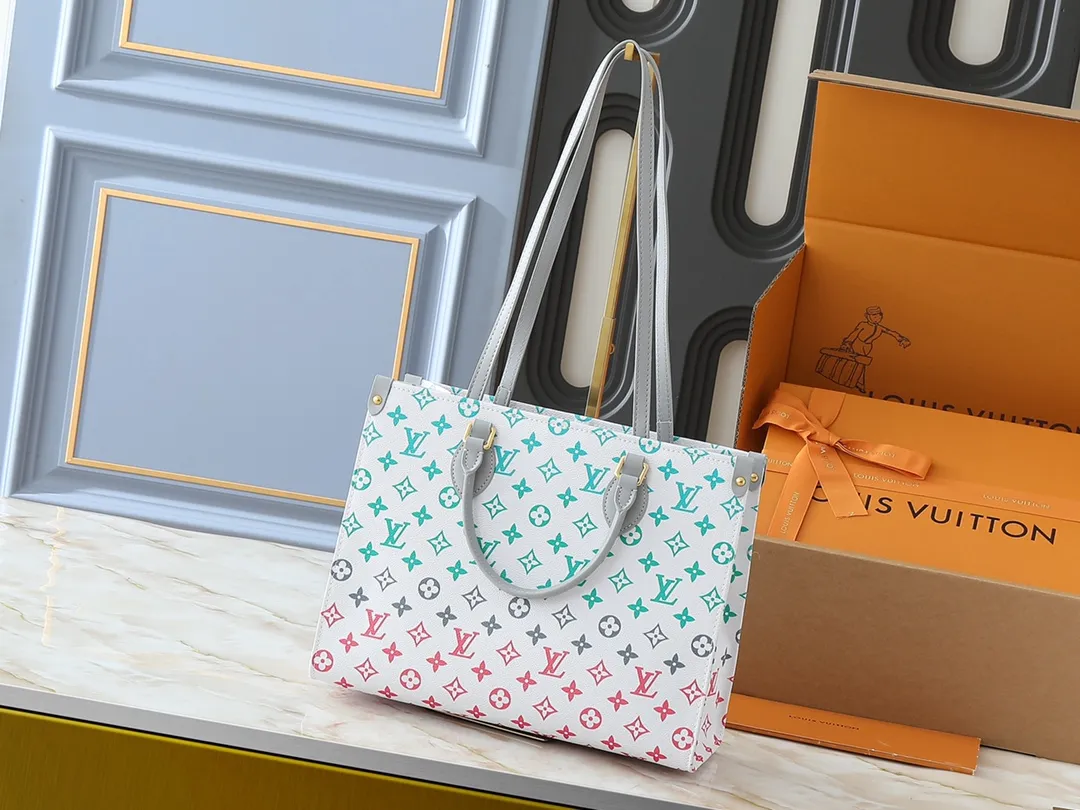 💰260💰Upgraded original version 🔥New style🔥M45039 M45321 M44571 This Onthego medium handbag combines classic Monogram canvas and Monogram Reverse canvas on both sides to present completely different styles. Toron's dual handles and shoulder strap allow for a variety of carrying options. Dimensions: 34.0 x 26.0 x 13.0 cm (length x height x width)