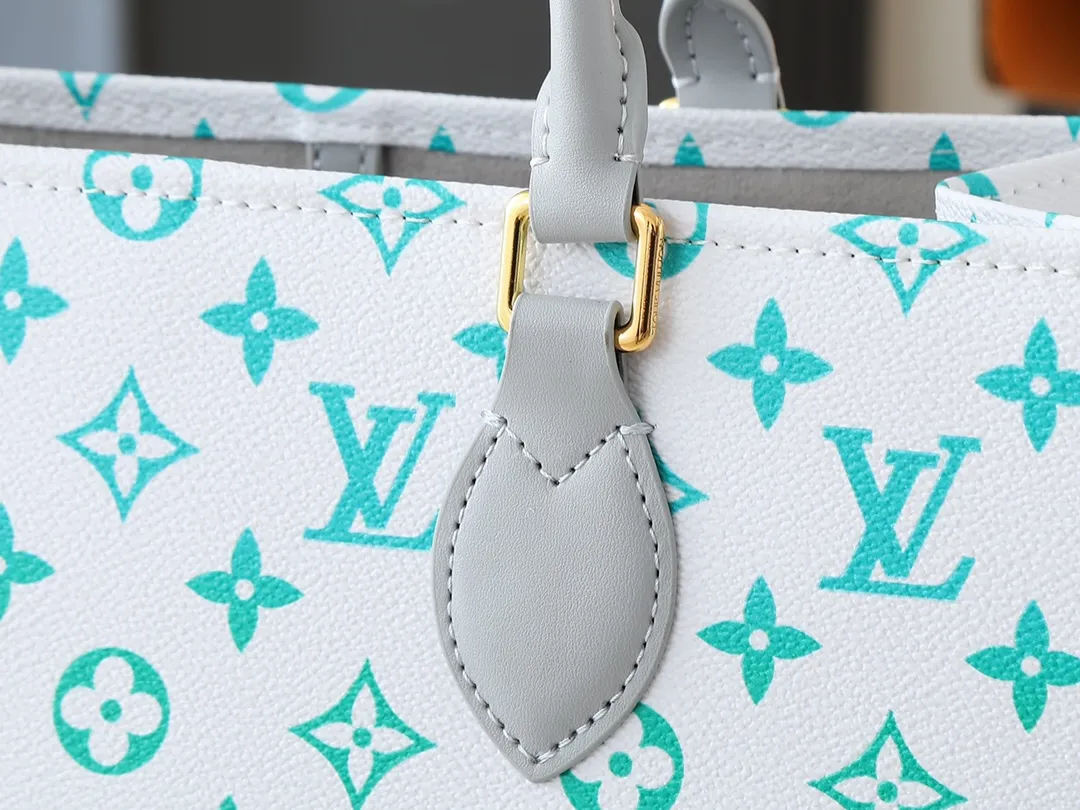 💰260💰Upgraded original version 🔥New style🔥M45039 M45321 M44571 This Onthego medium handbag combines classic Monogram canvas and Monogram Reverse canvas on both sides to present completely different styles. Toron's dual handles and shoulder strap allow for a variety of carrying options. Dimensions: 34.0 x 26.0 x 13.0 cm (length x height x width)