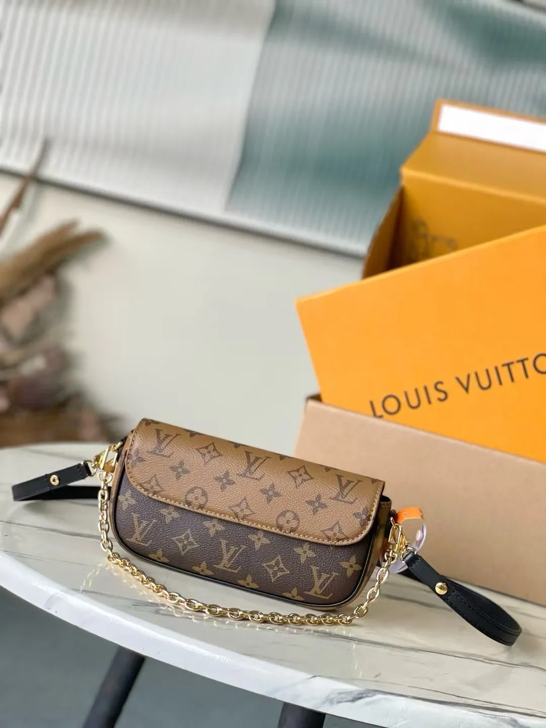 💰640 Top original order M26587 This Wallet On Chain Ivy handbag is made of Monogram Reverse canvas, cleverly showing the directional thinking of the season. The detachable metal chain complements the LV letters, and the neat interior is equipped with patch pockets and card slots to securely store daily needs. Dimensions: 23.5 × 12 × 4.3 cm