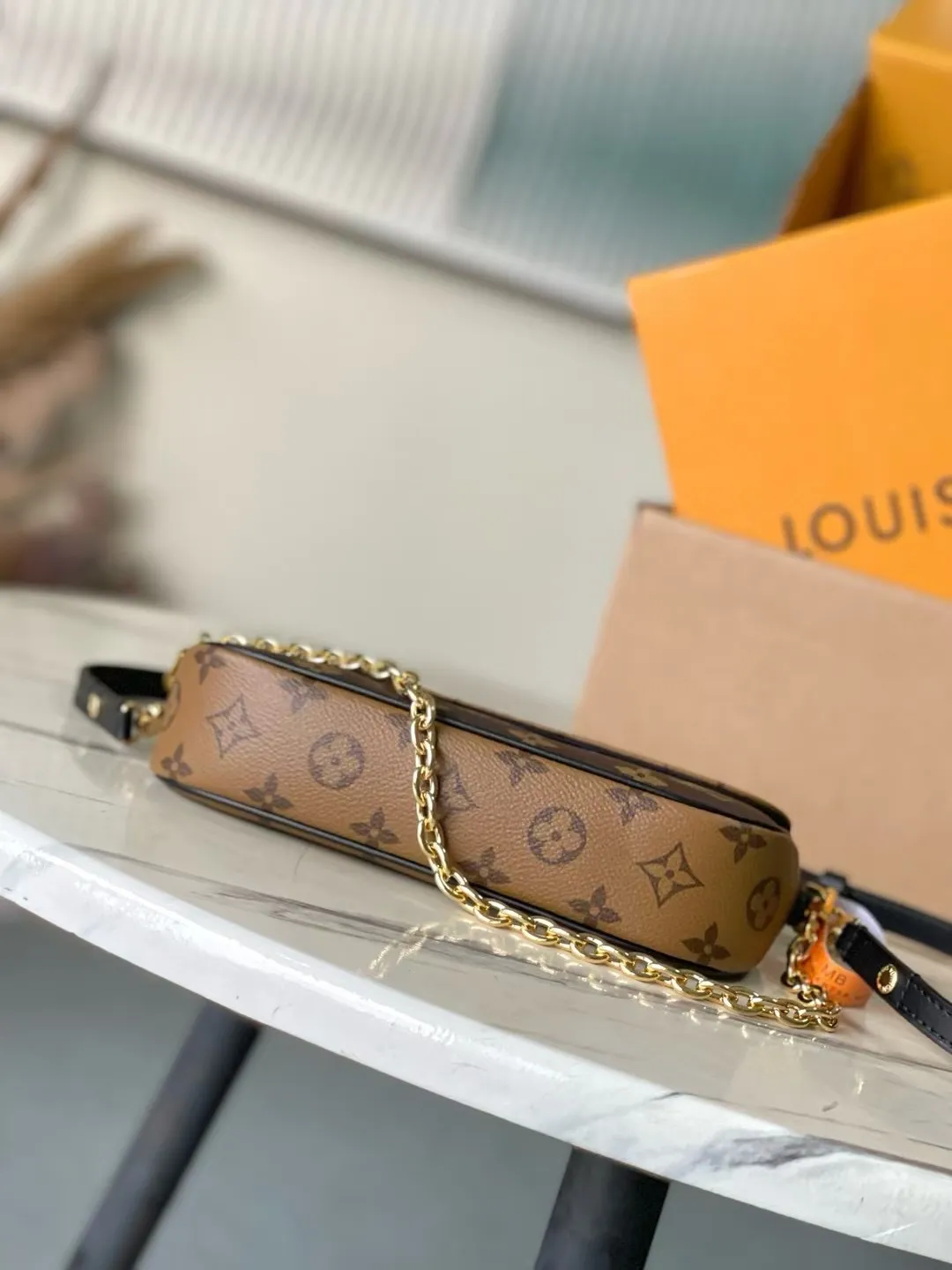 💰640 Top original order M26587 This Wallet On Chain Ivy handbag is made of Monogram Reverse canvas, cleverly showing the directional thinking of the season. The detachable metal chain complements the LV letters, and the neat interior is equipped with patch pockets and card slots to securely store daily needs. Dimensions: 23.5 × 12 × 4.3 cm
