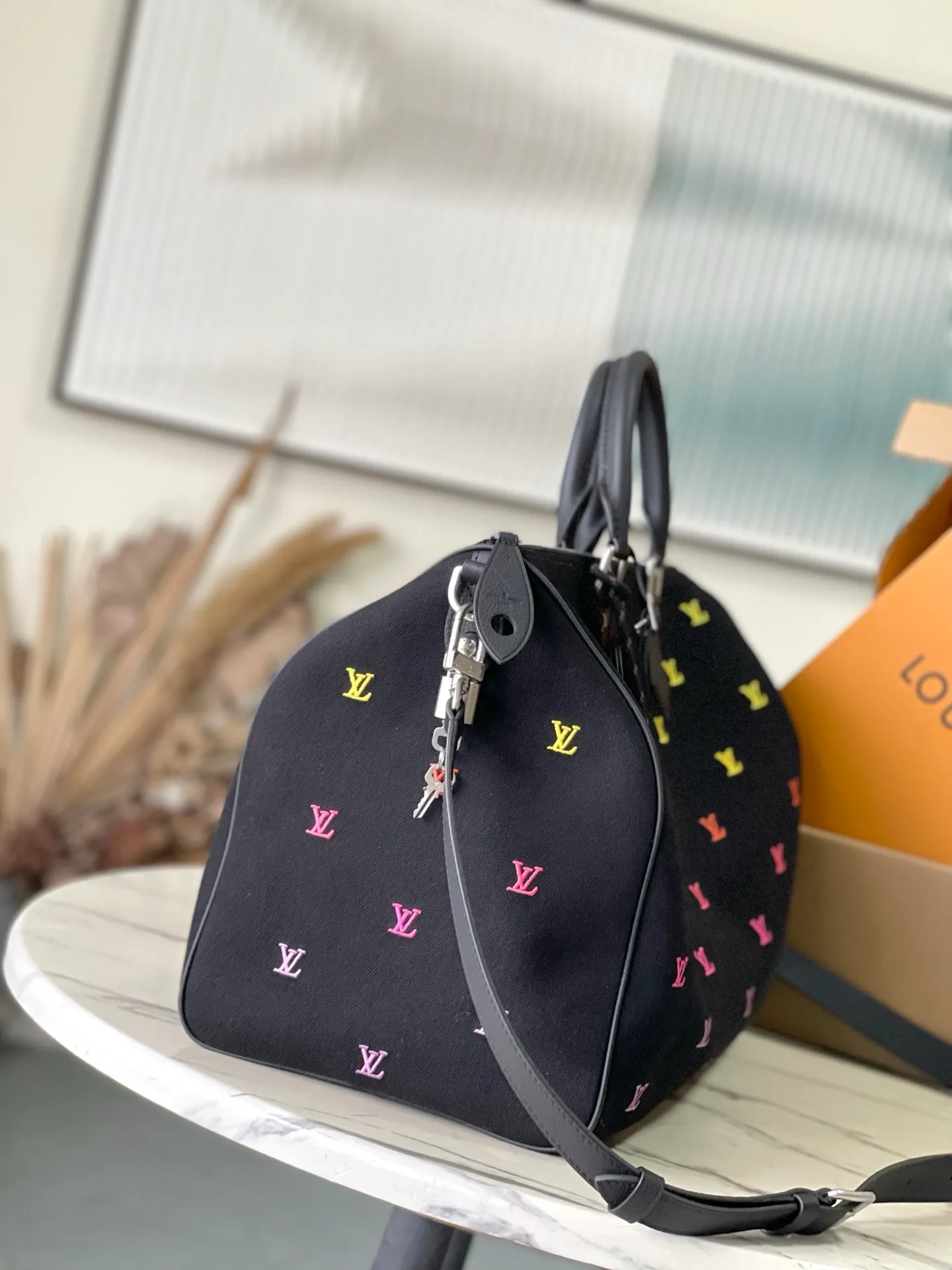 💰1340 (top layer leather) top original single M14136 LV Blason Denim translates music into Pharrell Williams’ fashion language, bringing a refined touch to Speedy 40 Bandoulière. Embroidered LV initials in changing colors adorn the black washed denim base. In addition to the traditional removable leather name tag, the bag also features a removable headphone charm. Dimensions: 40 x 26 x 23 cm