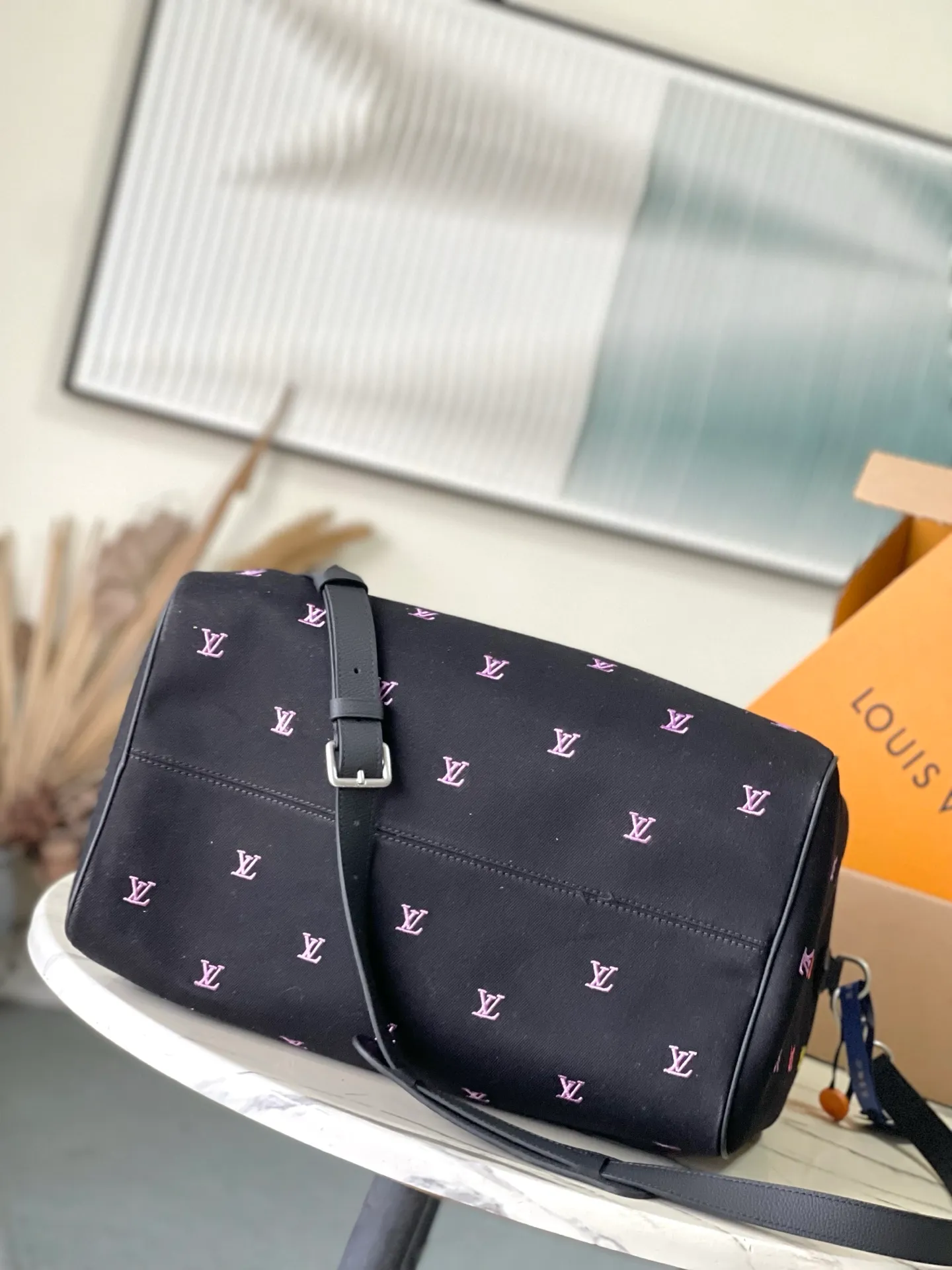 💰1340 (top layer leather) top original single M14136 LV Blason Denim translates music into Pharrell Williams’ fashion language, bringing a refined touch to Speedy 40 Bandoulière. Embroidered LV initials in changing colors adorn the black washed denim base. In addition to the traditional removable leather name tag, the bag also features a removable headphone charm. Dimensions: 40 x 26 x 23 cm