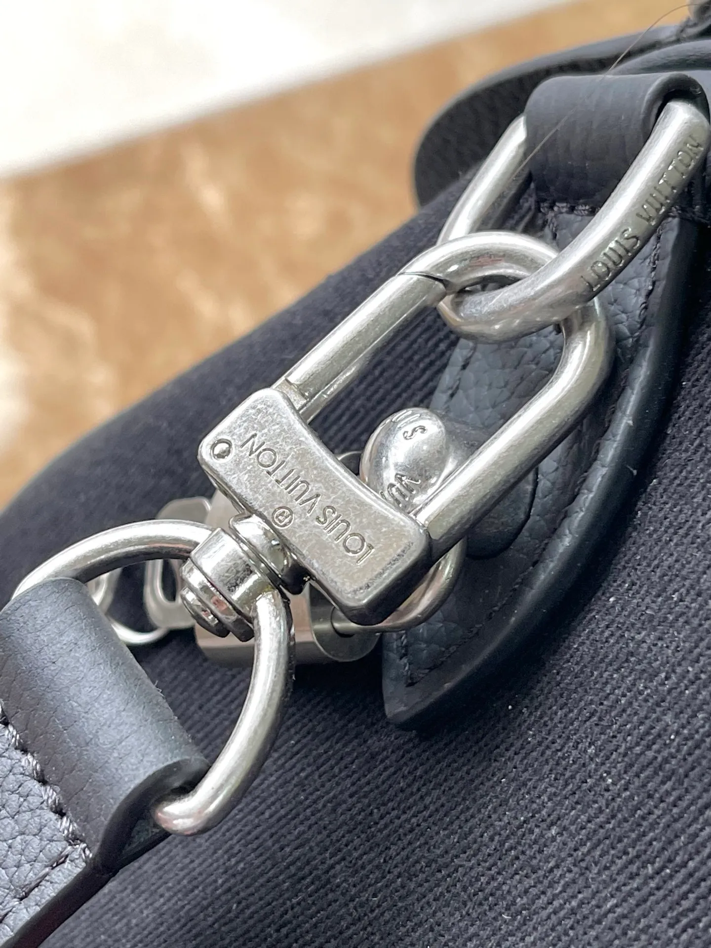 💰1340 (top layer leather) top original single M14136 LV Blason Denim translates music into Pharrell Williams’ fashion language, bringing a refined touch to Speedy 40 Bandoulière. Embroidered LV initials in changing colors adorn the black washed denim base. In addition to the traditional removable leather name tag, the bag also features a removable headphone charm. Dimensions: 40 x 26 x 23 cm
