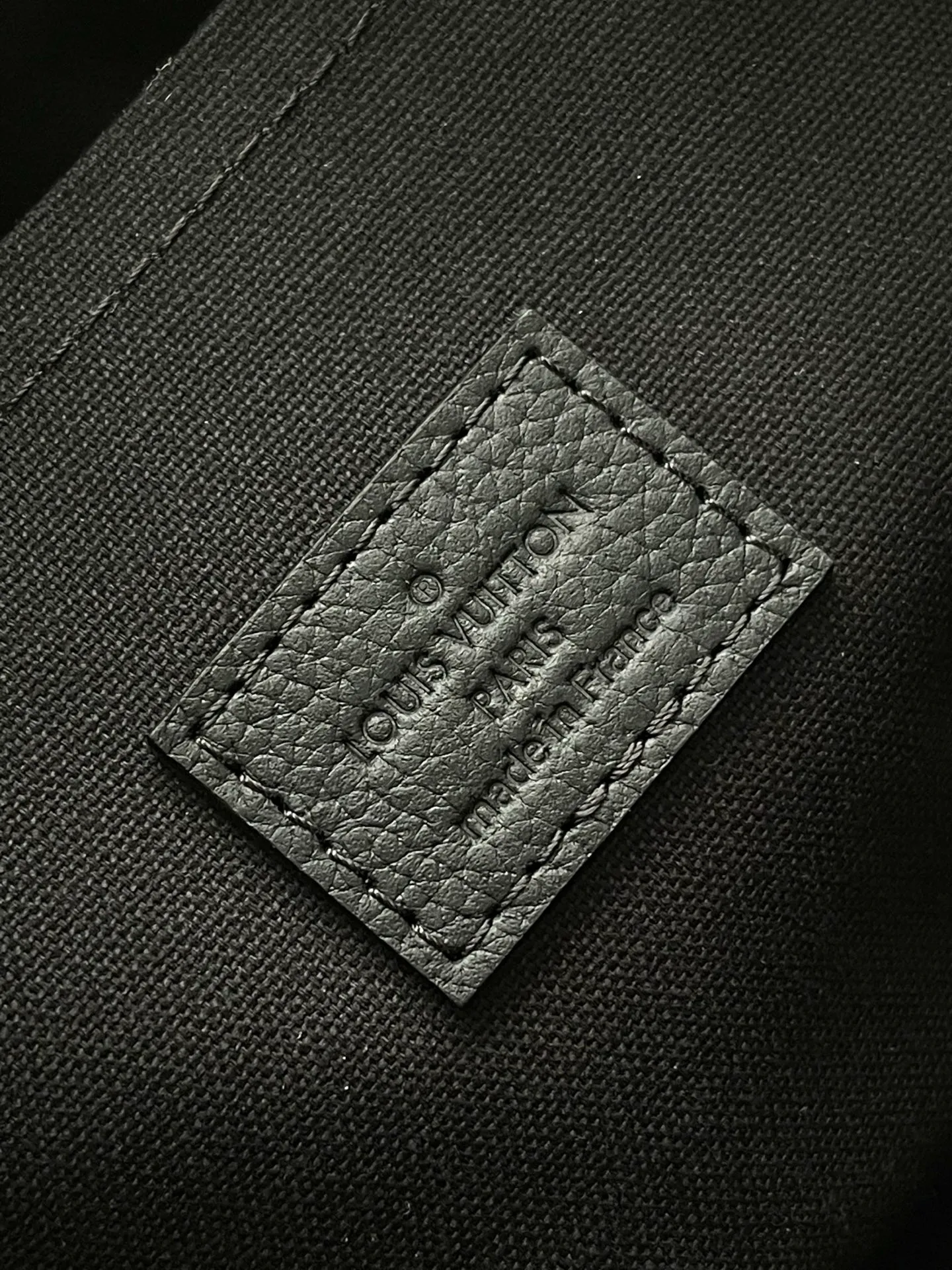 💰1340 (top layer leather) top original single M14136 LV Blason Denim translates music into Pharrell Williams’ fashion language, bringing a refined touch to Speedy 40 Bandoulière. Embroidered LV initials in changing colors adorn the black washed denim base. In addition to the traditional removable leather name tag, the bag also features a removable headphone charm. Dimensions: 40 x 26 x 23 cm