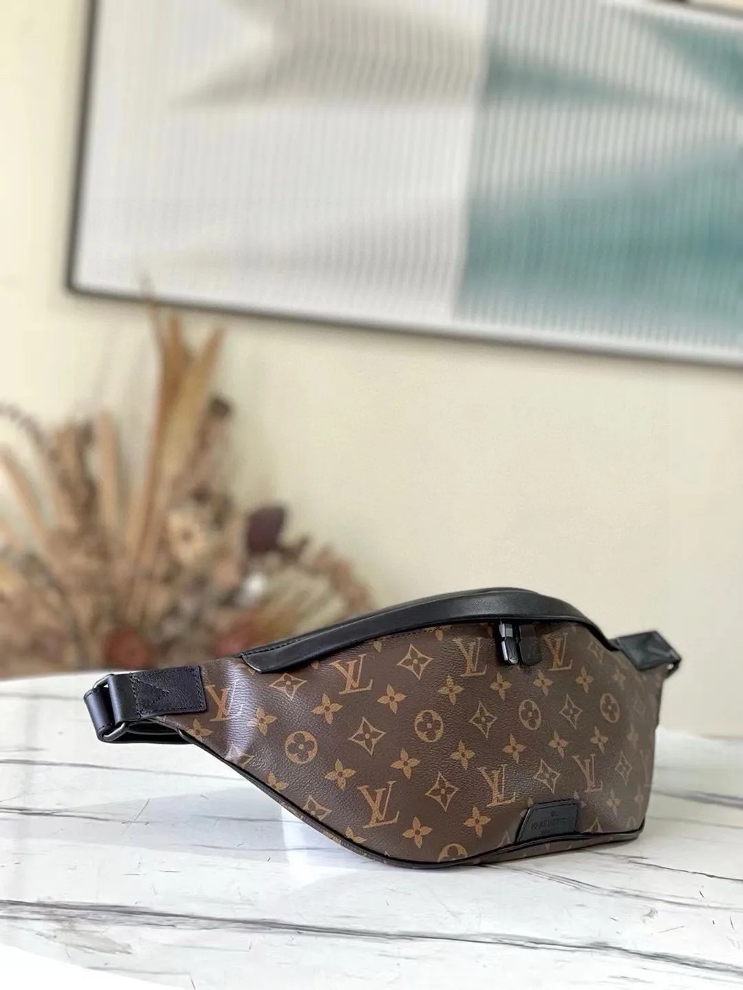 💰740 Top original order M44336 presbyopic DISCOVERY waist bag This Discovery waist bag is made of soft Monogram Shadow embossed calfskin, with a charming retro flavor that interprets casual fashion style. The style is versatile and functional, with front and rear zippered pockets for easy access to your phone, keys and cards, while the adjustable strap makes it easy to wear around the waist, shoulder or cross-body. 47.0 x 20.0 x 9.0 cm 56%