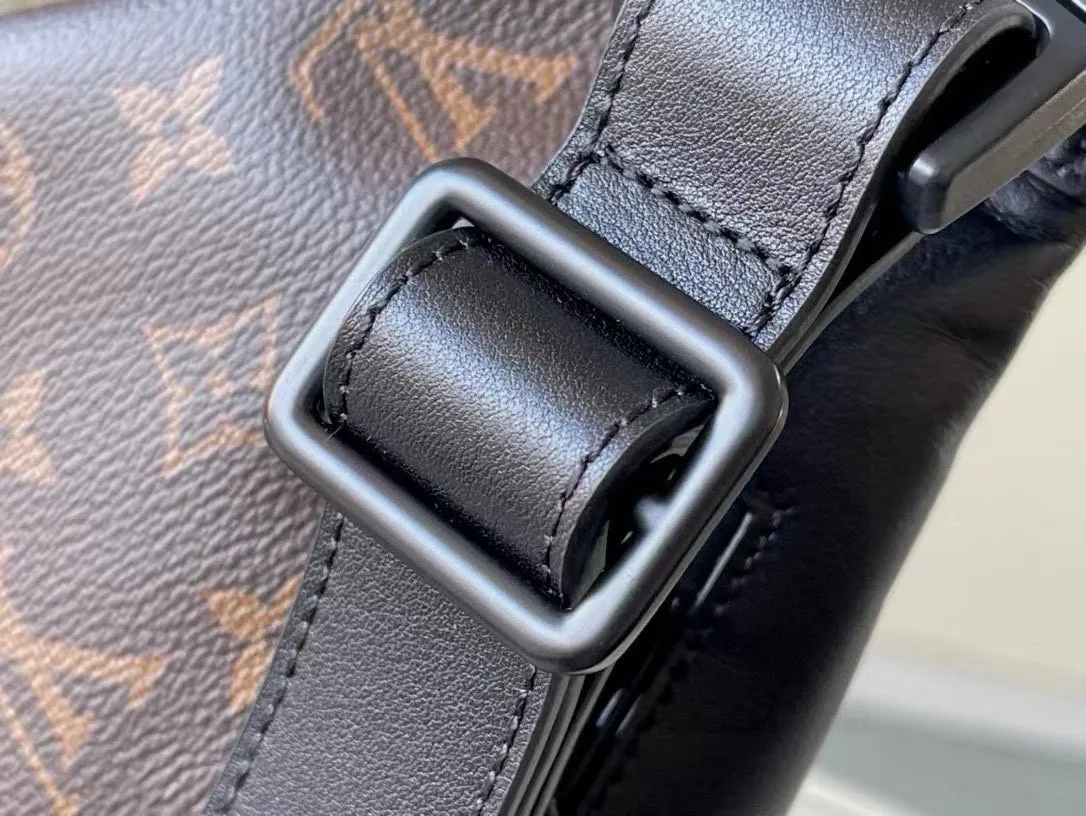 💰740 Top original order M44336 presbyopic DISCOVERY waist bag This Discovery waist bag is made of soft Monogram Shadow embossed calfskin, with a charming retro flavor that interprets casual fashion style. The style is versatile and functional, with front and rear zippered pockets for easy access to your phone, keys and cards, while the adjustable strap makes it easy to wear around the waist, shoulder or cross-body. 47.0 x 20.0 x 9.0 cm 56%