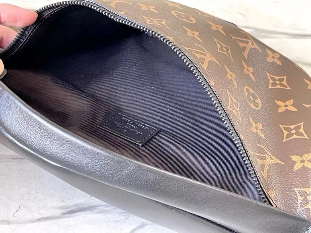 💰740 Top original order M44336 presbyopic DISCOVERY waist bag This Discovery waist bag is made of soft Monogram Shadow embossed calfskin, with a charming retro flavor that interprets casual fashion style. The style is versatile and functional, with front and rear zippered pockets for easy access to your phone, keys and cards, while the adjustable strap makes it easy to wear around the waist, shoulder or cross-body. 47.0 x 20.0 x 9.0 cm 56%