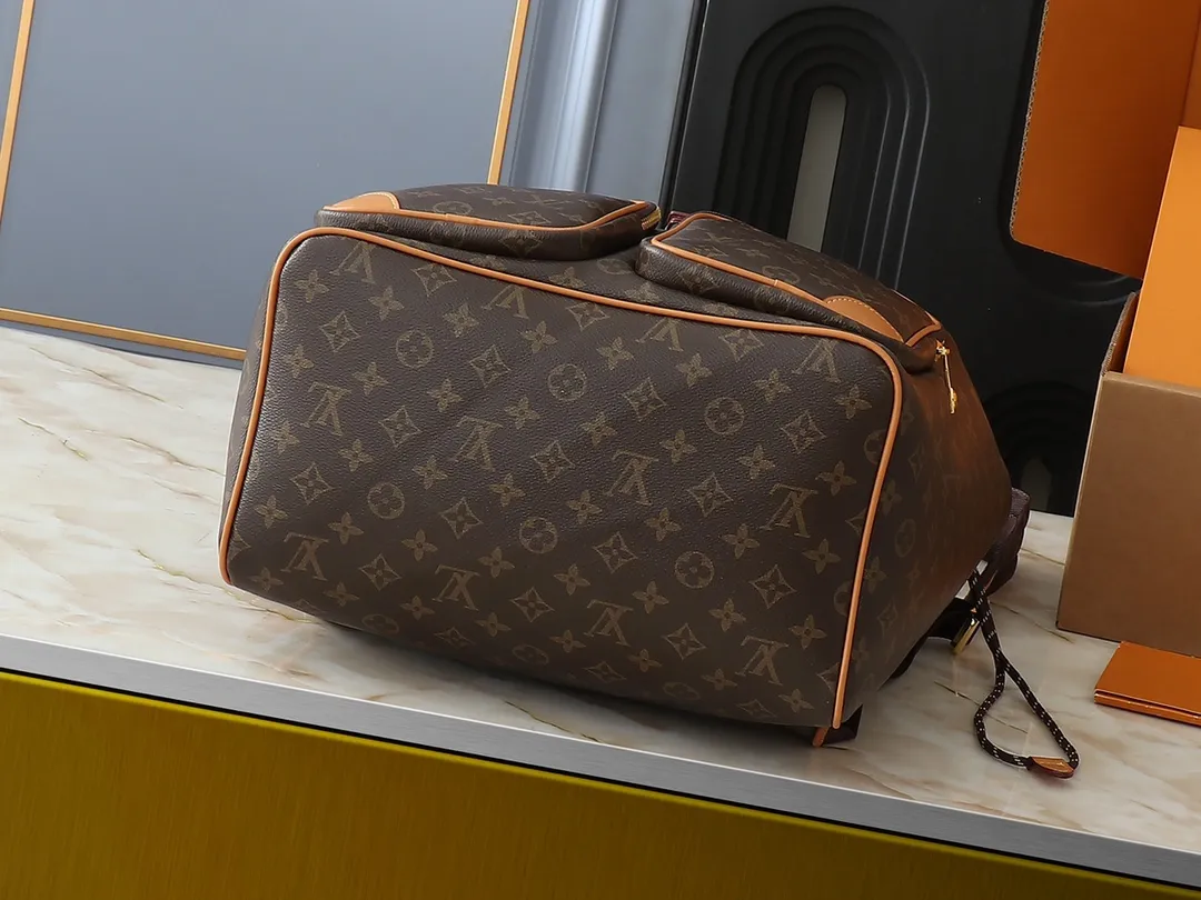 💰320💰Upgraded from the original M14015 M14198. This Montsouris Cargo backpack is practical and classic, with the iconic Monogram pattern, revealing the look and feel of Monogram canvas. Featuring a rounded silhouette, drawstring closure and comfortable shoulder straps, front pockets breathe new life into the iconic design. Dimensions: 34.0 x 40.0 x 17.0 cm (length x height x width)