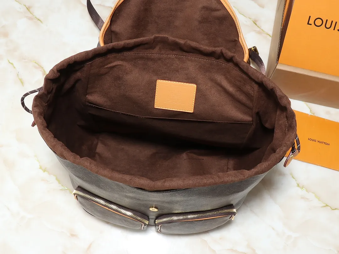 💰320💰Upgraded from the original M14015 M14198. This Montsouris Cargo backpack is practical and classic, with the iconic Monogram pattern, revealing the look and feel of Monogram canvas. Featuring a rounded silhouette, drawstring closure and comfortable shoulder straps, front pockets breathe new life into the iconic design. Dimensions: 34.0 x 40.0 x 17.0 cm (length x height x width)