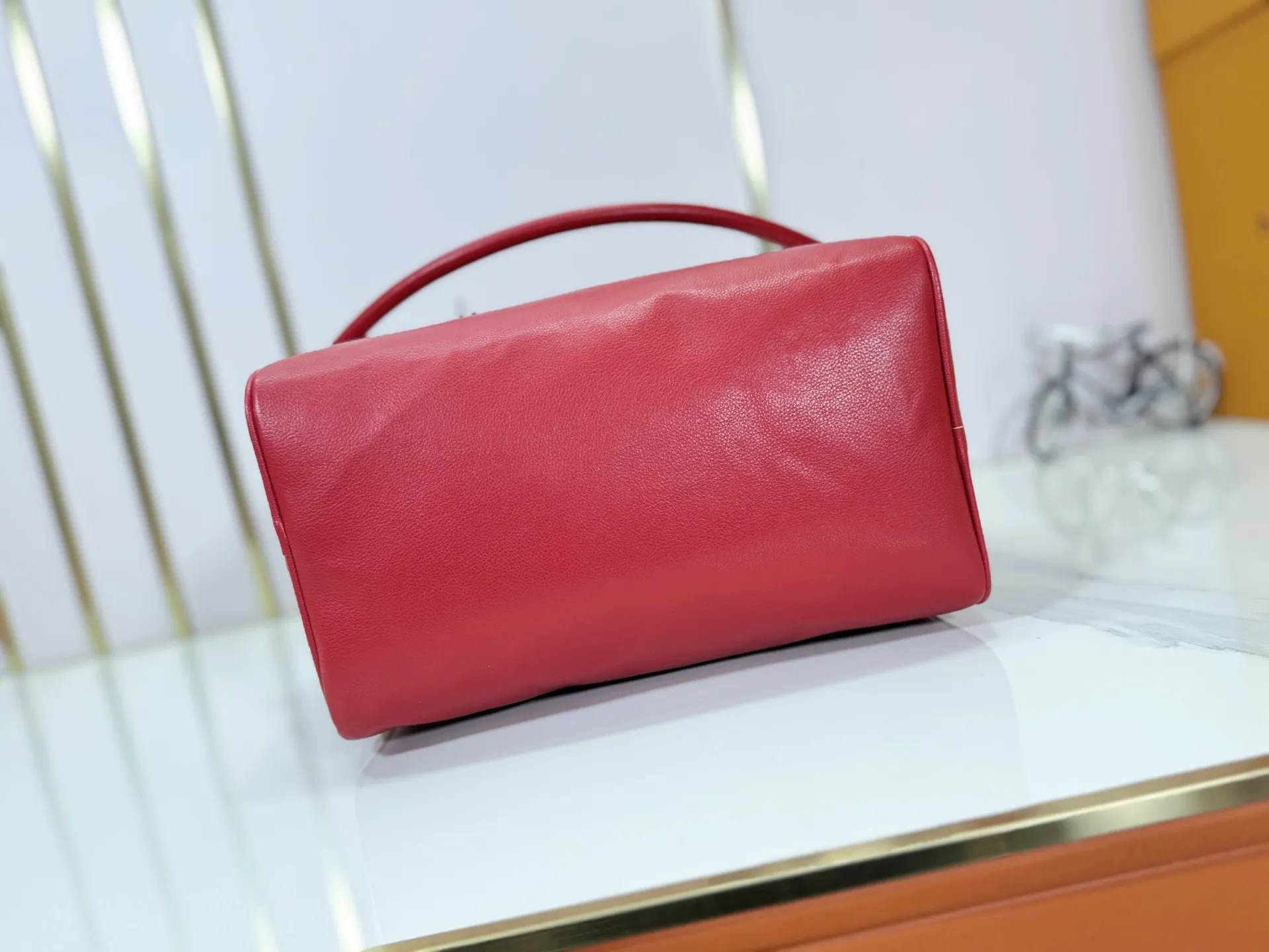 P260 M25766 M24424 M24425 Size: 30×21×17CM [SPEEDY SOFT 30 handbag] This Speedy Soft 30 is from the LV Travels With Grace Coddington series. It is made of rich-toned cow leather with metal parts and a fun cat-shaped key bag. Removable name tag features Grace Coddington's handwriting.