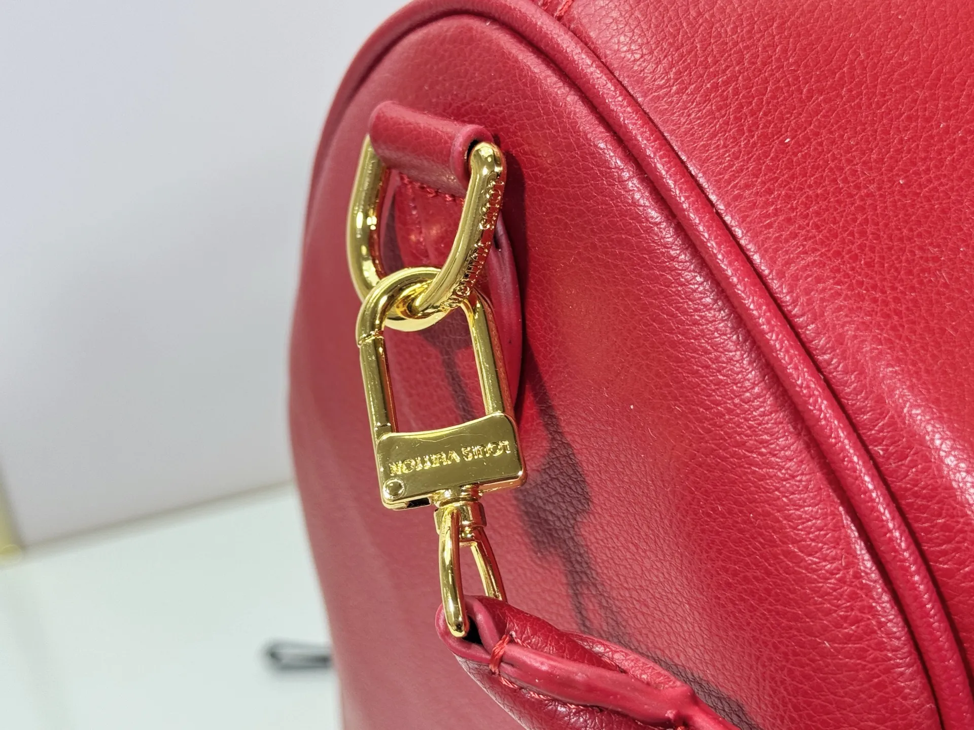 P260 M25766 M24424 M24425 Size: 30×21×17CM [SPEEDY SOFT 30 handbag] This Speedy Soft 30 is from the LV Travels With Grace Coddington series. It is made of rich-toned cow leather with metal parts and a fun cat-shaped key bag. Removable name tag features Grace Coddington's handwriting.