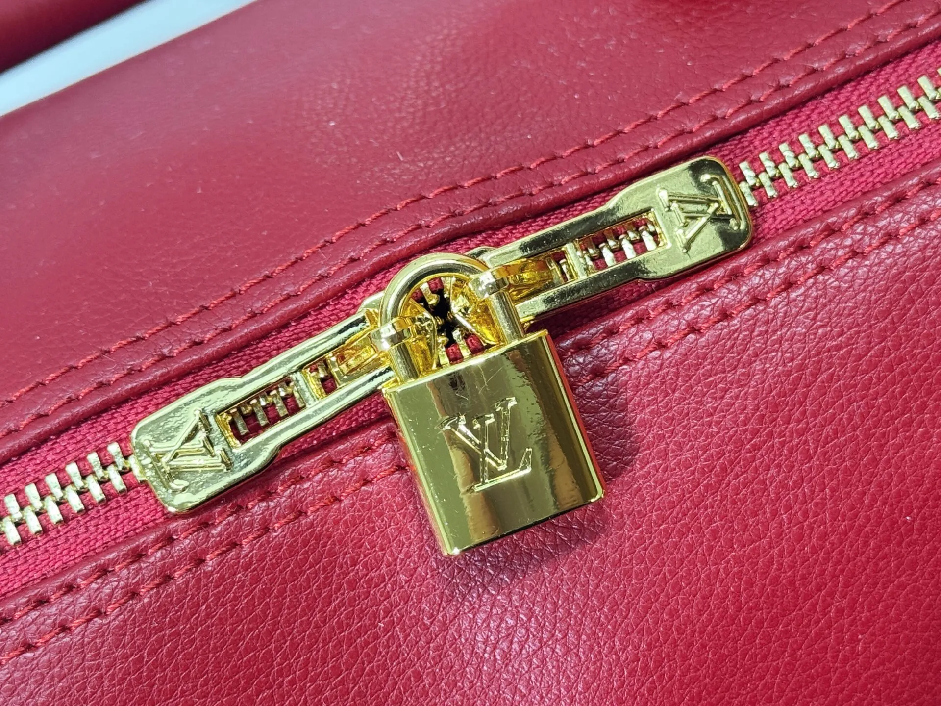 P260 M25766 M24424 M24425 Size: 30×21×17CM [SPEEDY SOFT 30 handbag] This Speedy Soft 30 is from the LV Travels With Grace Coddington series. It is made of rich-toned cow leather with metal parts and a fun cat-shaped key bag. Removable name tag features Grace Coddington's handwriting.