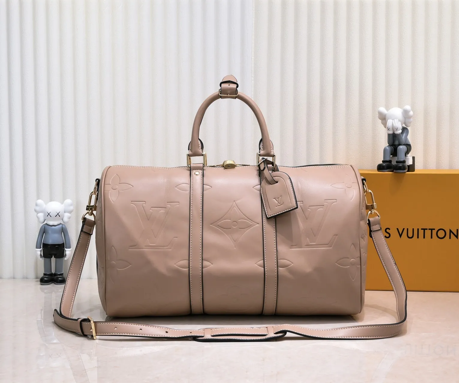 Batch 440💰N44810 45532 Upgraded version 45cm imported first-layer cowhide black embossed large flower travel bag N41416 45532 Keepall is a classic of the Louis Vuitton travel bag series. This large Keepall in Monogram is spacious and comes with a removable leather shoulder strap. 45x 27×20cm (Length x Height x Width) - Monogram natural cowhide leather binding - Double zipper closure - Leather handles - Detachable leather shoulder strap - Detachable leather ID holder - All steel hardware - With padlock