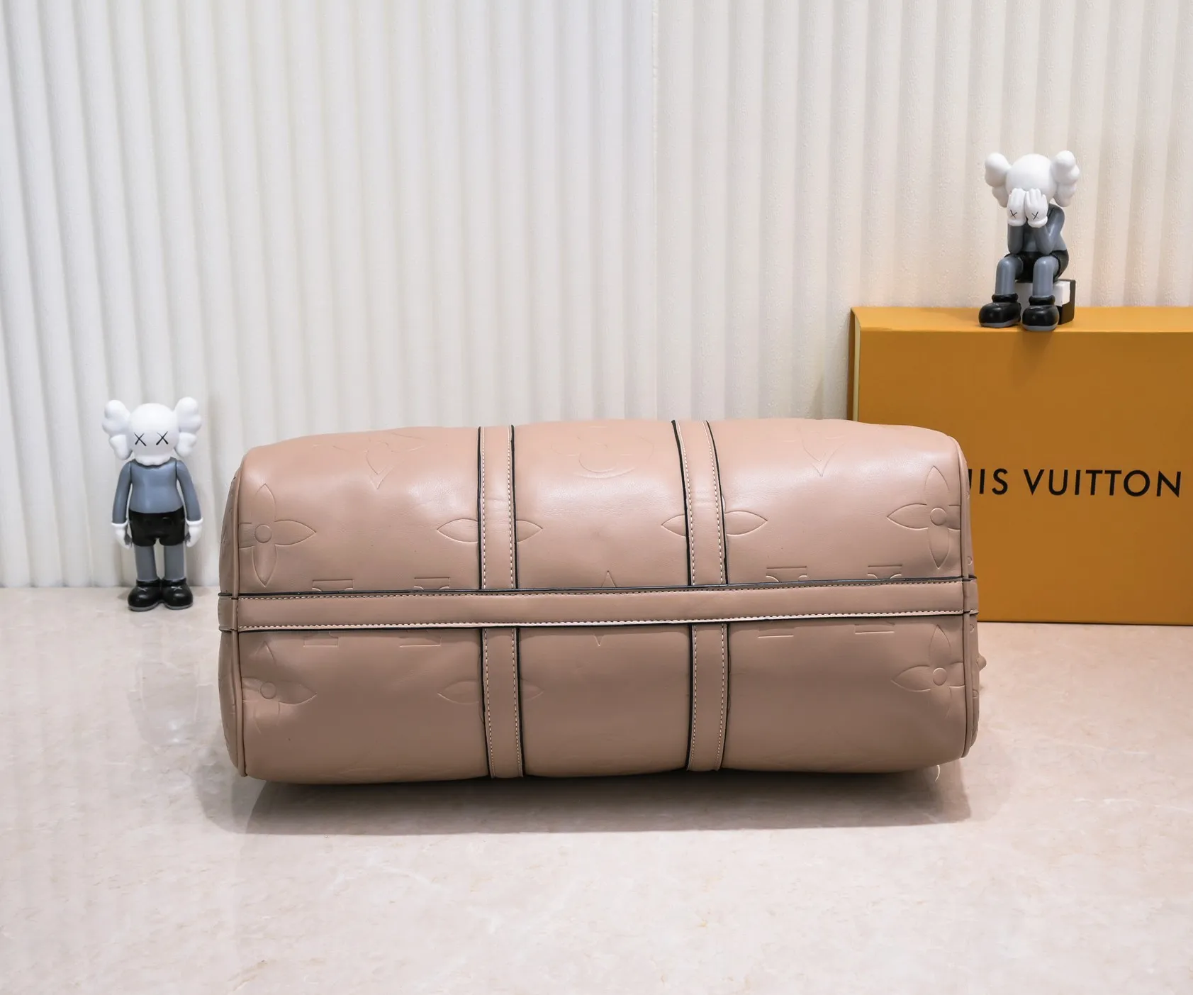 Batch 440💰N44810 45532 Upgraded version 45cm imported first-layer cowhide black embossed large flower travel bag N41416 45532 Keepall is a classic of the Louis Vuitton travel bag series. This large Keepall in Monogram is spacious and comes with a removable leather shoulder strap. 45x 27×20cm (Length x Height x Width) - Monogram natural cowhide leather binding - Double zipper closure - Leather handles - Detachable leather shoulder strap - Detachable leather ID holder - All steel hardware - With padlock