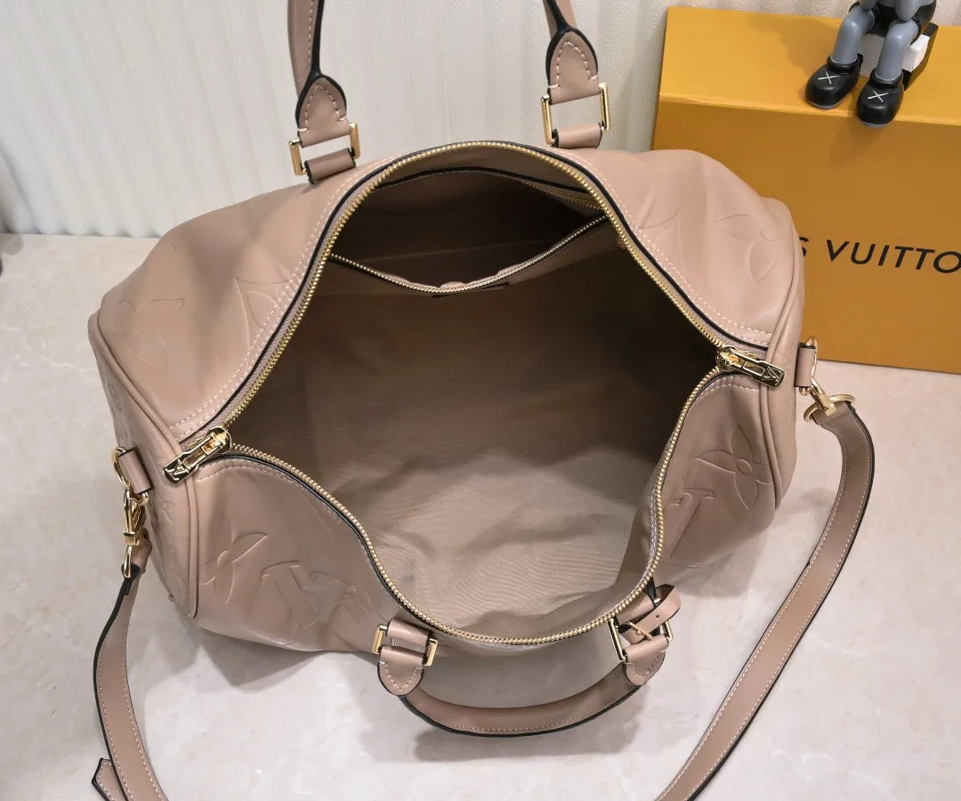 Batch 440💰N44810 45532 Upgraded version 45cm imported first-layer cowhide black embossed large flower travel bag N41416 45532 Keepall is a classic of the Louis Vuitton travel bag series. This large Keepall in Monogram is spacious and comes with a removable leather shoulder strap. 45x 27×20cm (Length x Height x Width) - Monogram natural cowhide leather binding - Double zipper closure - Leather handles - Detachable leather shoulder strap - Detachable leather ID holder - All steel hardware - With padlock