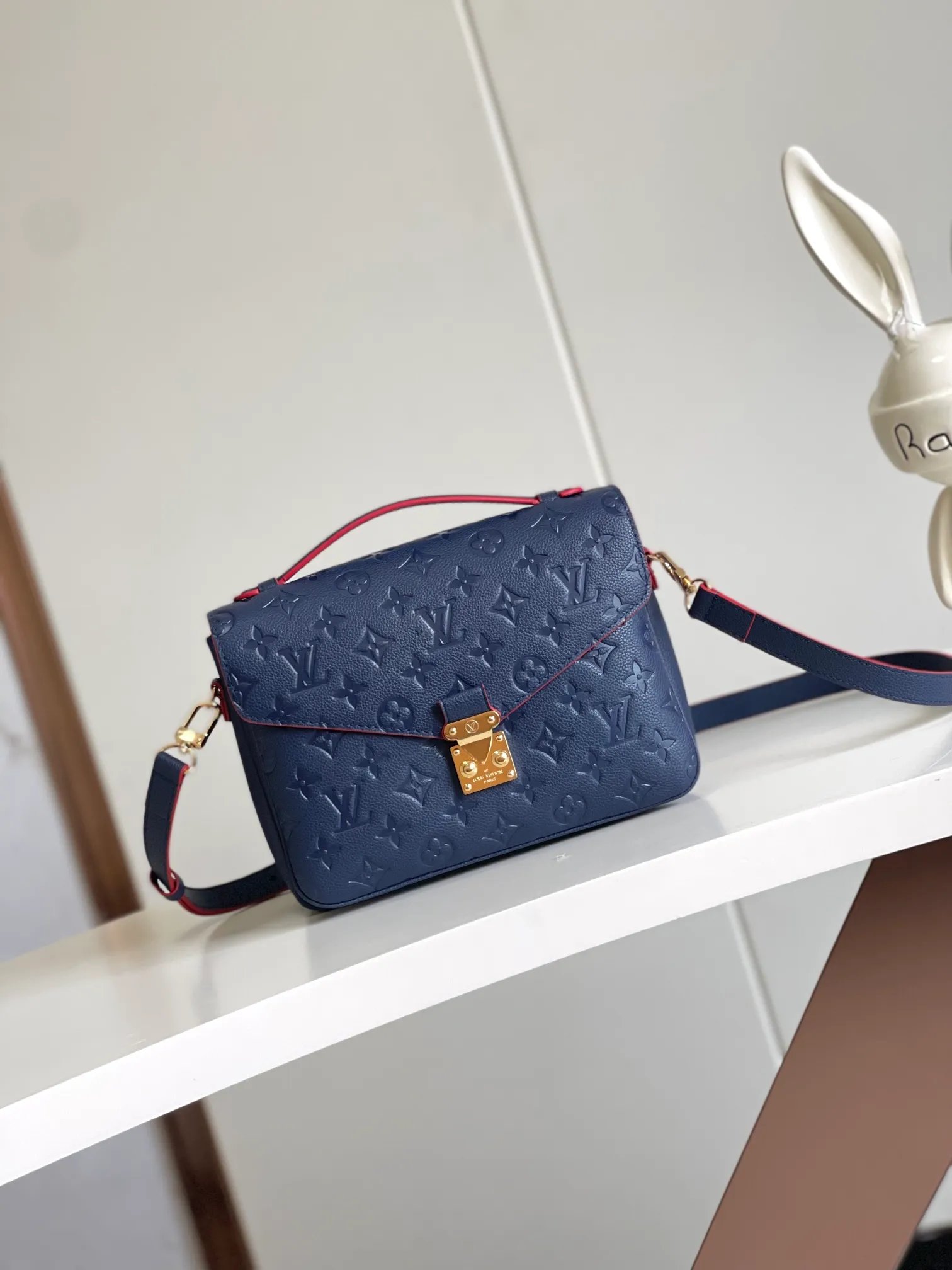 P1300 [Top original item, unique home photo, dynamic chip] [Metis messenger bag] M47142 blue M40780M46552M41487 M44071 M12711 M44881 The latest version of the top-notch version on the market is shipped. The three-dimensional shape and exquisite internal design allow this handbag to hold all daily essentials, while the Monogram Empreinte leather adds a sense of elegance to it. Compact size with multiple practical pockets and compartments. Special S-shaped steel lock with original vacuum nano-plating technology. Feel free to feel the quality as shown in the picture. Access the counter at will. Size: 25 x 19 x 9cm.
