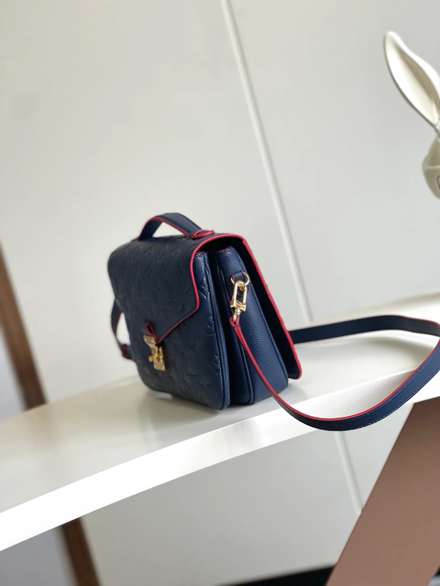P1300 [Top original item, unique home photo, dynamic chip] [Metis messenger bag] M47142 blue M40780M46552M41487 M44071 M12711 M44881 The latest version of the top-notch version on the market is shipped. The three-dimensional shape and exquisite internal design allow this handbag to hold all daily essentials, while the Monogram Empreinte leather adds a sense of elegance to it. Compact size with multiple practical pockets and compartments. Special S-shaped steel lock with original vacuum nano-plating technology. Feel free to feel the quality as shown in the picture. Access the counter at will. Size: 25 x 19 x 9cm.