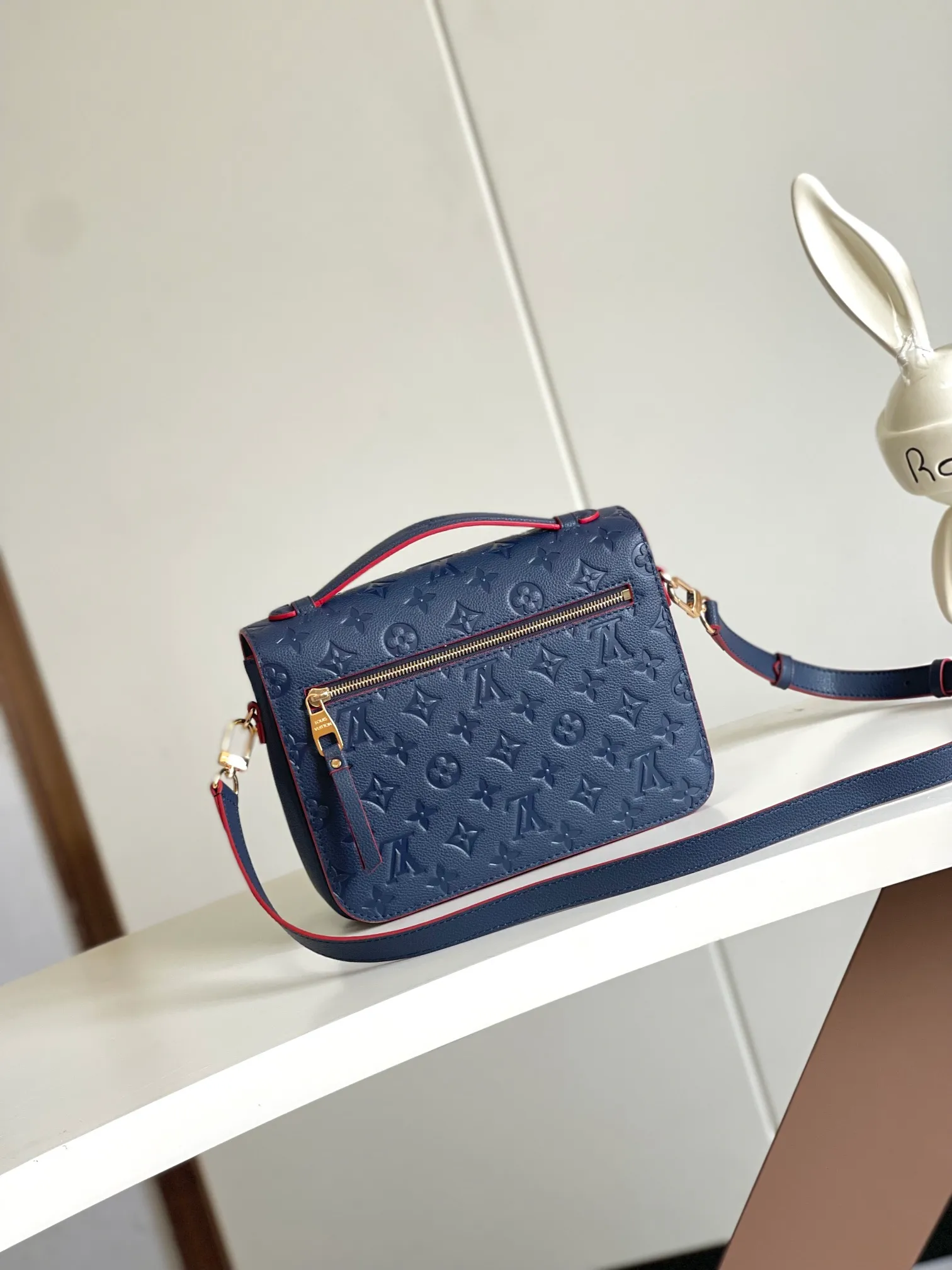 P1300 [Top original item, unique home photo, dynamic chip] [Metis messenger bag] M47142 blue M40780M46552M41487 M44071 M12711 M44881 The latest version of the top-notch version on the market is shipped. The three-dimensional shape and exquisite internal design allow this handbag to hold all daily essentials, while the Monogram Empreinte leather adds a sense of elegance to it. Compact size with multiple practical pockets and compartments. Special S-shaped steel lock with original vacuum nano-plating technology. Feel free to feel the quality as shown in the picture. Access the counter at will. Size: 25 x 19 x 9cm.