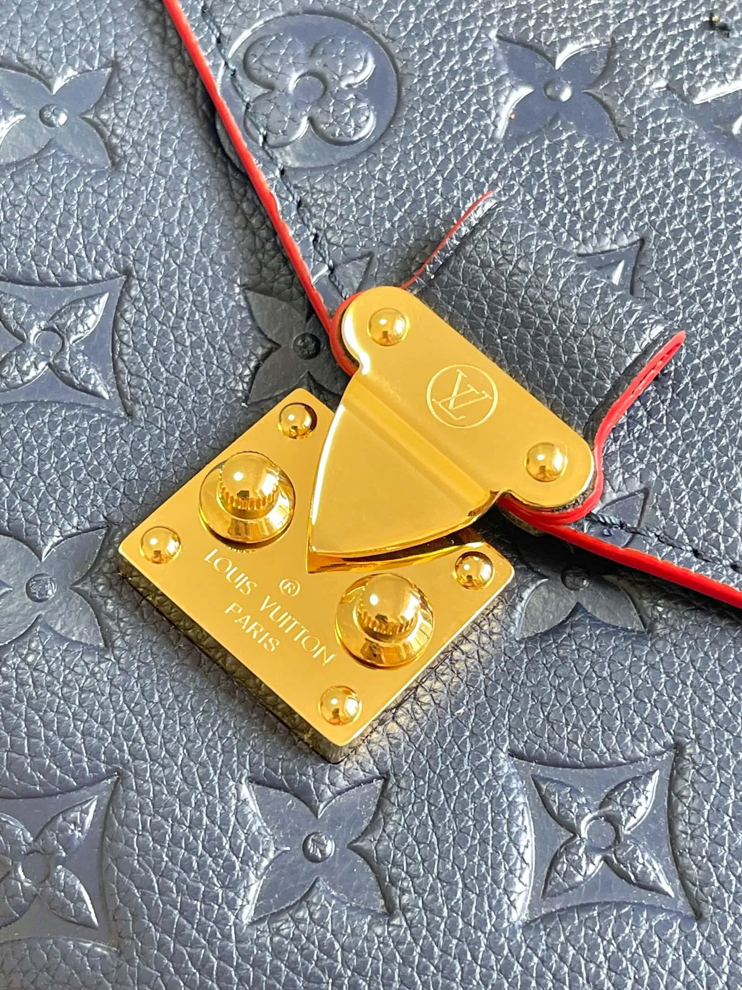P1300 [Top original item, unique home photo, dynamic chip] [Metis messenger bag] M47142 blue M40780M46552M41487 M44071 M12711 M44881 The latest version of the top-notch version on the market is shipped. The three-dimensional shape and exquisite internal design allow this handbag to hold all daily essentials, while the Monogram Empreinte leather adds a sense of elegance to it. Compact size with multiple practical pockets and compartments. Special S-shaped steel lock with original vacuum nano-plating technology. Feel free to feel the quality as shown in the picture. Access the counter at will. Size: 25 x 19 x 9cm.