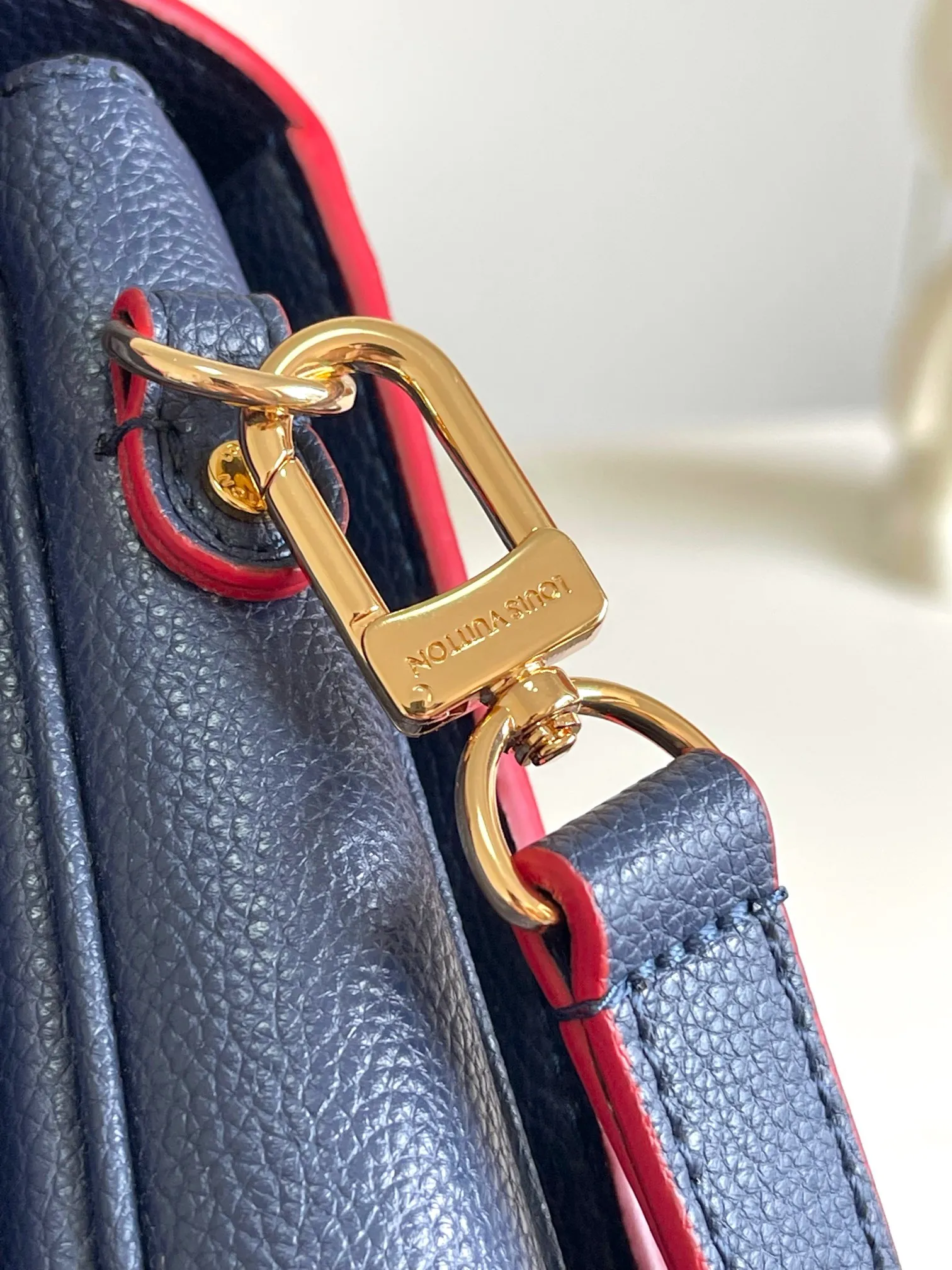 P1300 [Top original item, unique home photo, dynamic chip] [Metis messenger bag] M47142 blue M40780M46552M41487 M44071 M12711 M44881 The latest version of the top-notch version on the market is shipped. The three-dimensional shape and exquisite internal design allow this handbag to hold all daily essentials, while the Monogram Empreinte leather adds a sense of elegance to it. Compact size with multiple practical pockets and compartments. Special S-shaped steel lock with original vacuum nano-plating technology. Feel free to feel the quality as shown in the picture. Access the counter at will. Size: 25 x 19 x 9cm.