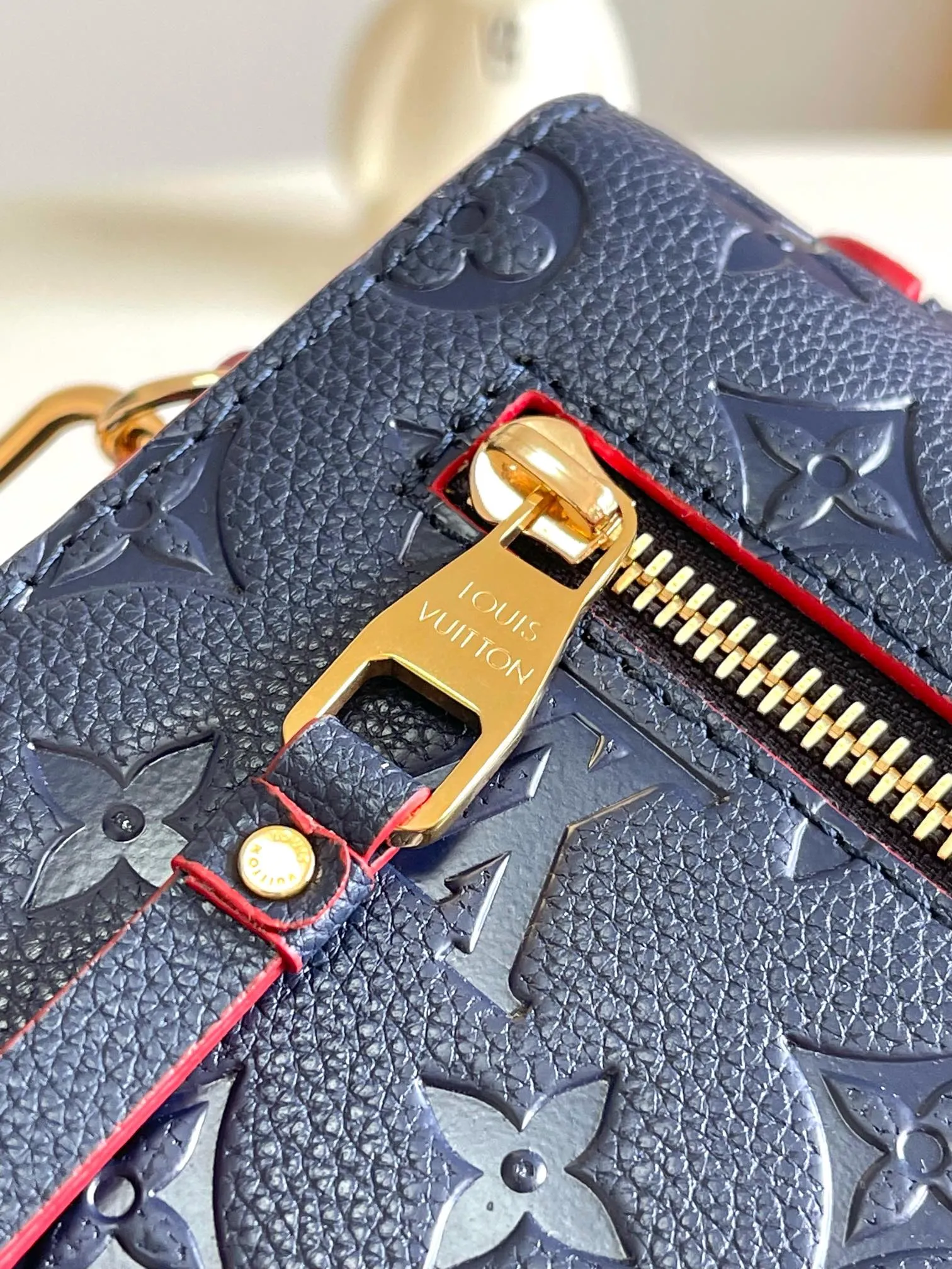 P1300 [Top original item, unique home photo, dynamic chip] [Metis messenger bag] M47142 blue M40780M46552M41487 M44071 M12711 M44881 The latest version of the top-notch version on the market is shipped. The three-dimensional shape and exquisite internal design allow this handbag to hold all daily essentials, while the Monogram Empreinte leather adds a sense of elegance to it. Compact size with multiple practical pockets and compartments. Special S-shaped steel lock with original vacuum nano-plating technology. Feel free to feel the quality as shown in the picture. Access the counter at will. Size: 25 x 19 x 9cm.