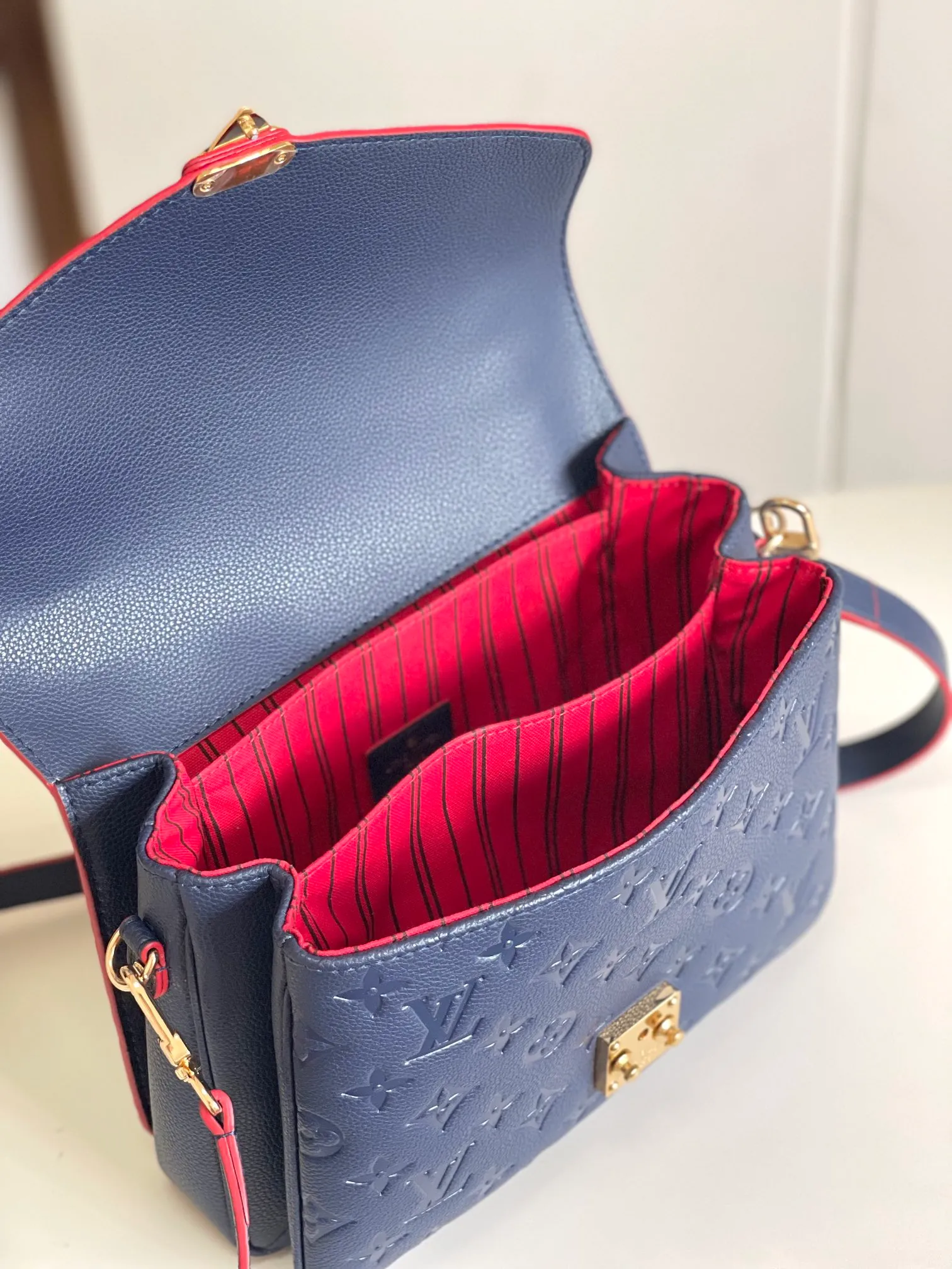 P1300 [Top original item, unique home photo, dynamic chip] [Metis messenger bag] M47142 blue M40780M46552M41487 M44071 M12711 M44881 The latest version of the top-notch version on the market is shipped. The three-dimensional shape and exquisite internal design allow this handbag to hold all daily essentials, while the Monogram Empreinte leather adds a sense of elegance to it. Compact size with multiple practical pockets and compartments. Special S-shaped steel lock with original vacuum nano-plating technology. Feel free to feel the quality as shown in the picture. Access the counter at will. Size: 25 x 19 x 9cm.