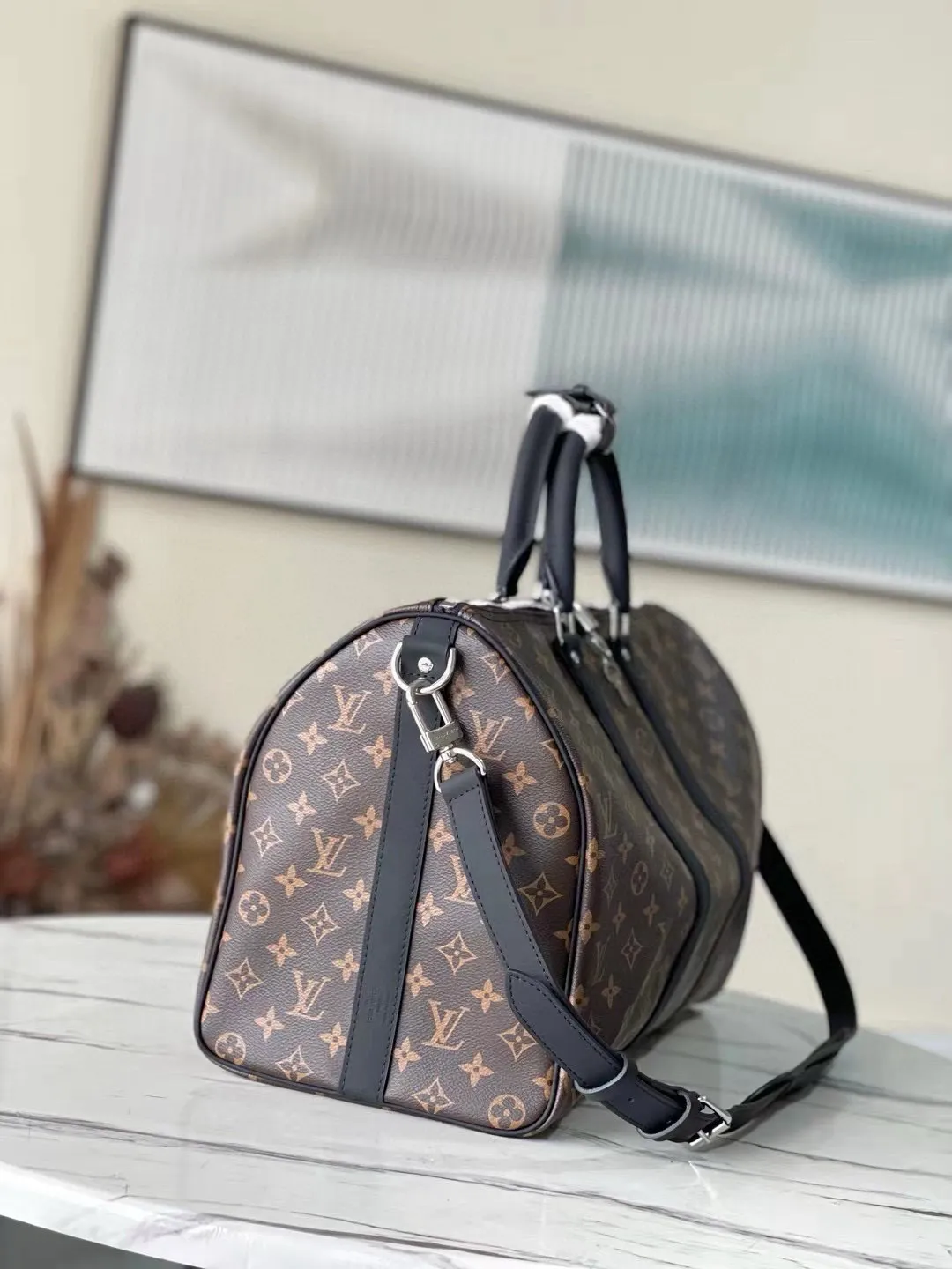 💰960 (45 size) top original order M56711 presbyopic black leather, spacious capacity, flexible use. Durable, safe and reliable. Fashionable style, mature and stable. Features a secure double zipper and padlock, making it perfect for business or pleasure. Dimensions: 45 × 27 × 20 cm. 68%