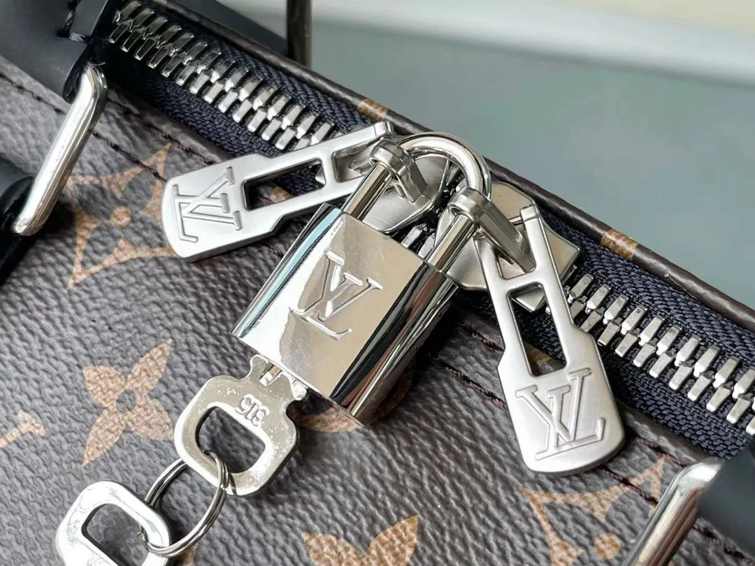 💰960 (45 size) top original order M56711 presbyopic black leather, spacious capacity, flexible use. Durable, safe and reliable. Fashionable style, mature and stable. Features a secure double zipper and padlock, making it perfect for business or pleasure. Dimensions: 45 × 27 × 20 cm. 68%