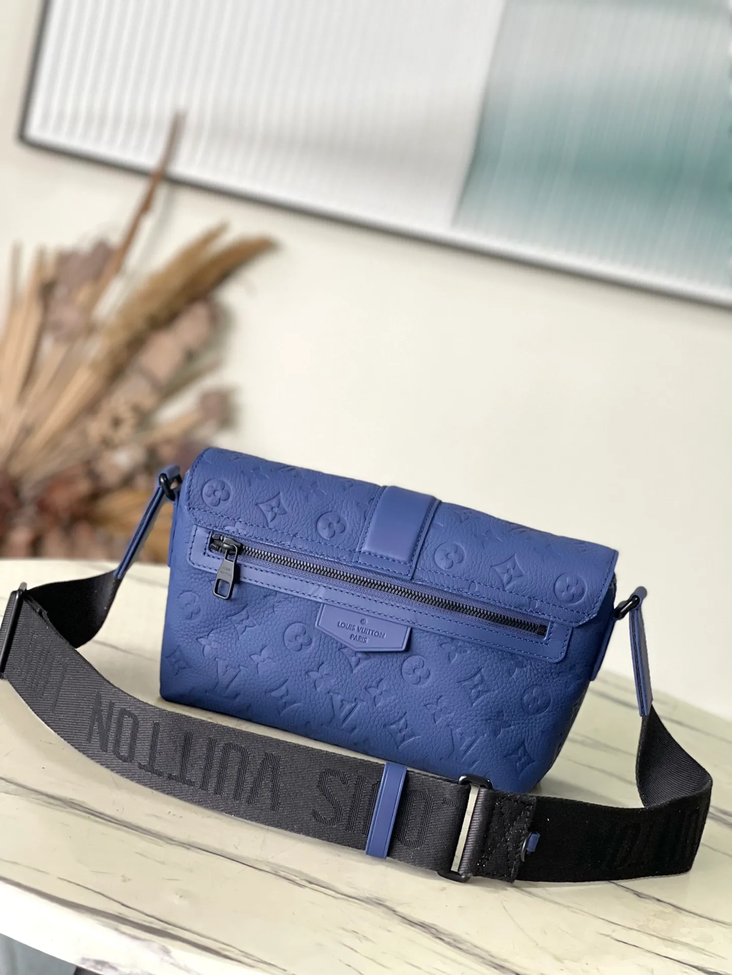 💰1200 (top-grain leather) top original order M11692 This S-Cape messenger bag is made of Monogram embossed Taurillon cow leather with cow leather trim. It shows a trendy style with its unique structure and S-lock lock design. The outer zippered back pocket makes it easy to access frequently used items, and the adjustable LV jacquard shoulder strap allows for comfortable shoulder and cross-body wear. Dimensions: 28 × 16 × 10 cm