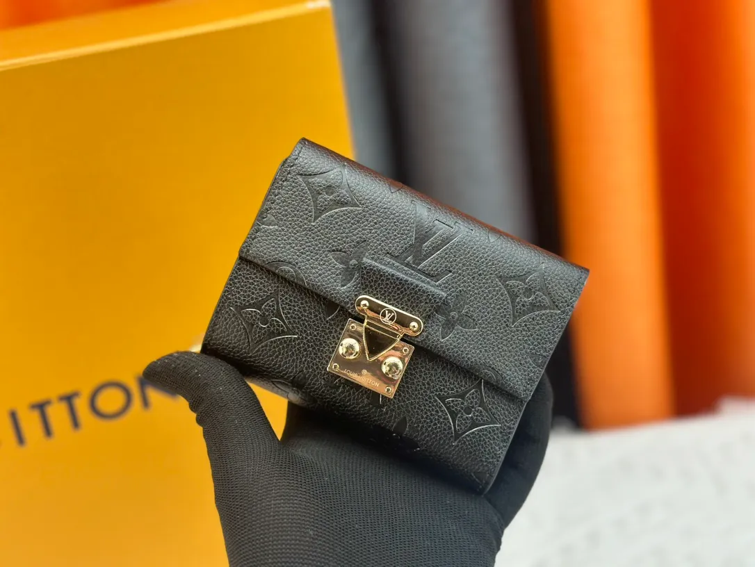 P160, Wallet [Metis Short Wallet-] M80880 Black (Embossed) Inheriting the inspiration of the Métis leather goods series, the soft Monogram Empreinte leather is embossed with the classic Monogram pattern. The pocket S-lock lock secures the flap, continuing the classic Louis Vuitton hard case elements. The elegant construction offers ample interior space, including a zipped accordion coin pocket, patch pockets and card slots.  Dimensions: 11.5 x 8.5 x 4.0 cm