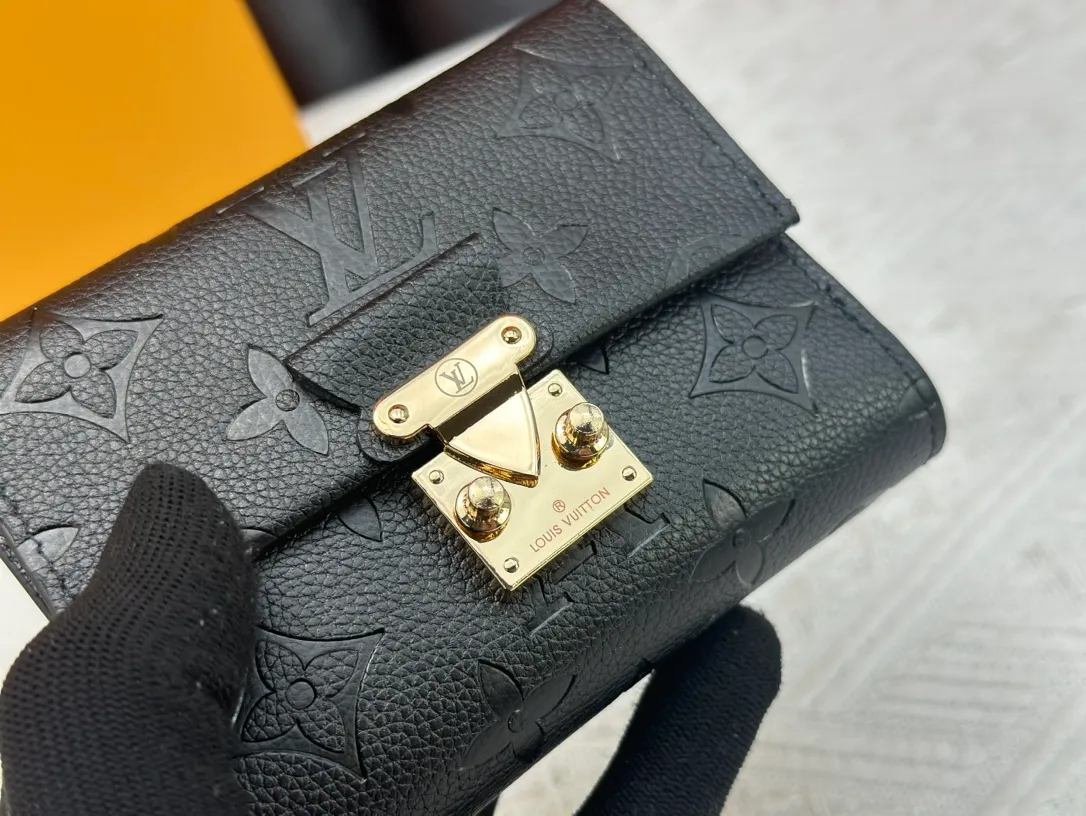 P160, Wallet [Metis Short Wallet-] M80880 Black (Embossed) Inheriting the inspiration of the Métis leather goods series, the soft Monogram Empreinte leather is embossed with the classic Monogram pattern. The pocket S-lock lock secures the flap, continuing the classic Louis Vuitton hard case elements. The elegant construction offers ample interior space, including a zipped accordion coin pocket, patch pockets and card slots.  Dimensions: 11.5 x 8.5 x 4.0 cm