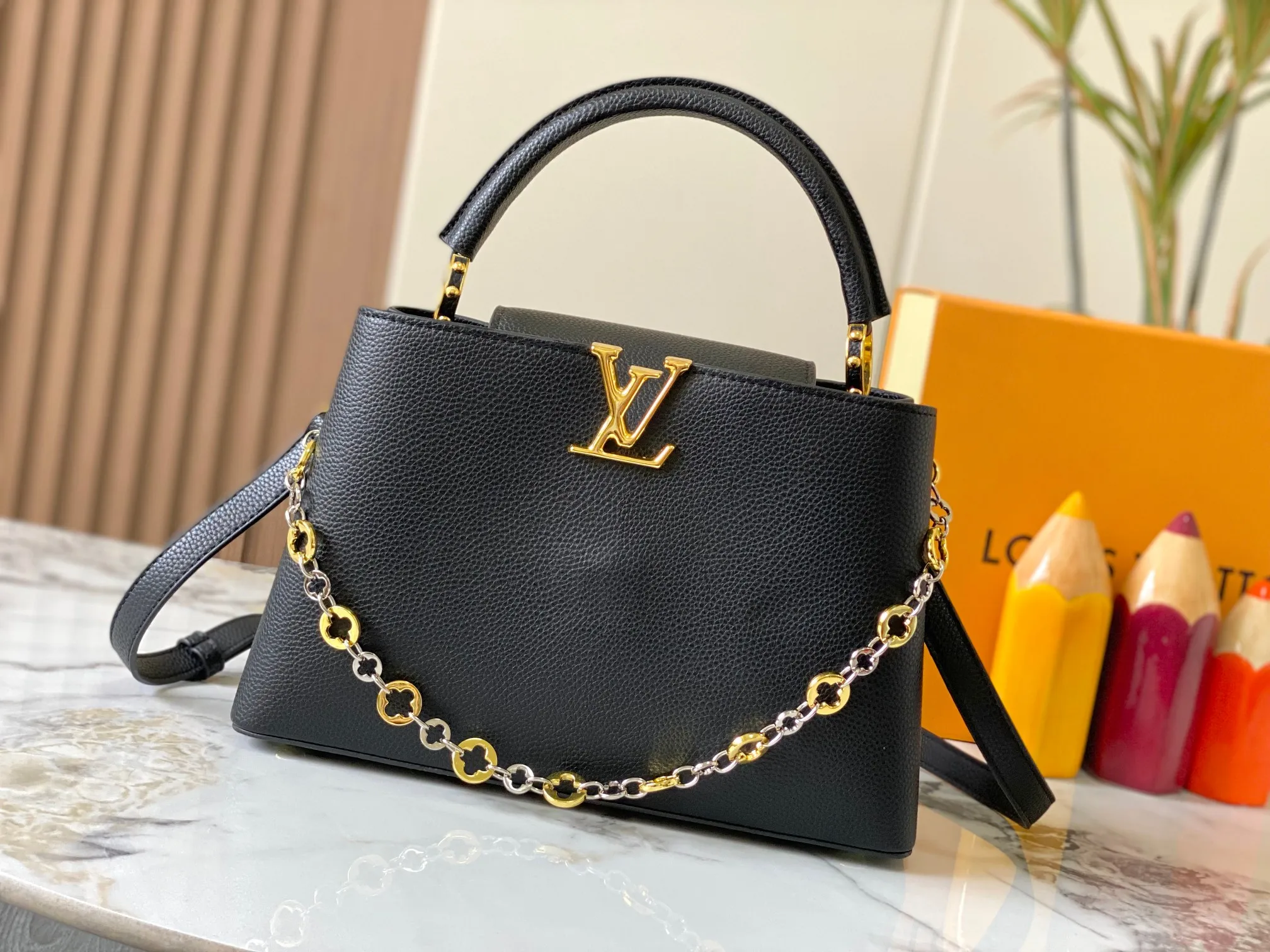 Top original P480 Guangzhou goods 🇫🇷M12938 This Capucines medium handbag is from the ChainOnYou series, using Taurillon cow leather to focus on the brand's ingenuity and sophisticated craftsmanship. The jewelry-style double-plated chain is embellished with Monogram flowers, and the rounded LV letters and metal parts add elegant touches. Whether worn cross-body, hand-carried or shoulder-carried, it can display elegant style. Size:31.5×20×11cm