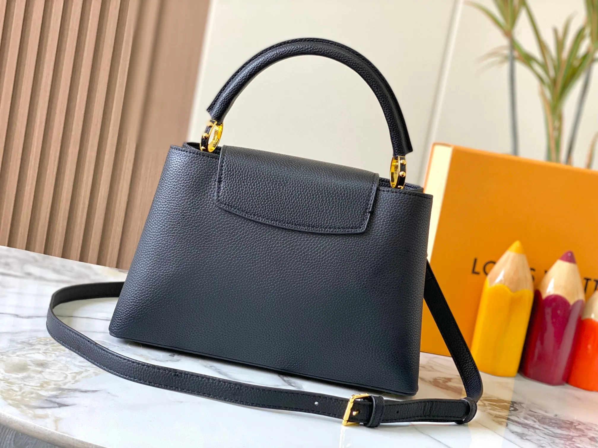 Top original P480 Guangzhou goods 🇫🇷M12938 This Capucines medium handbag is from the ChainOnYou series, using Taurillon cow leather to focus on the brand's ingenuity and sophisticated craftsmanship. The jewelry-style double-plated chain is embellished with Monogram flowers, and the rounded LV letters and metal parts add elegant touches. Whether worn cross-body, hand-carried or shoulder-carried, it can display elegant style. Size:31.5×20×11cm