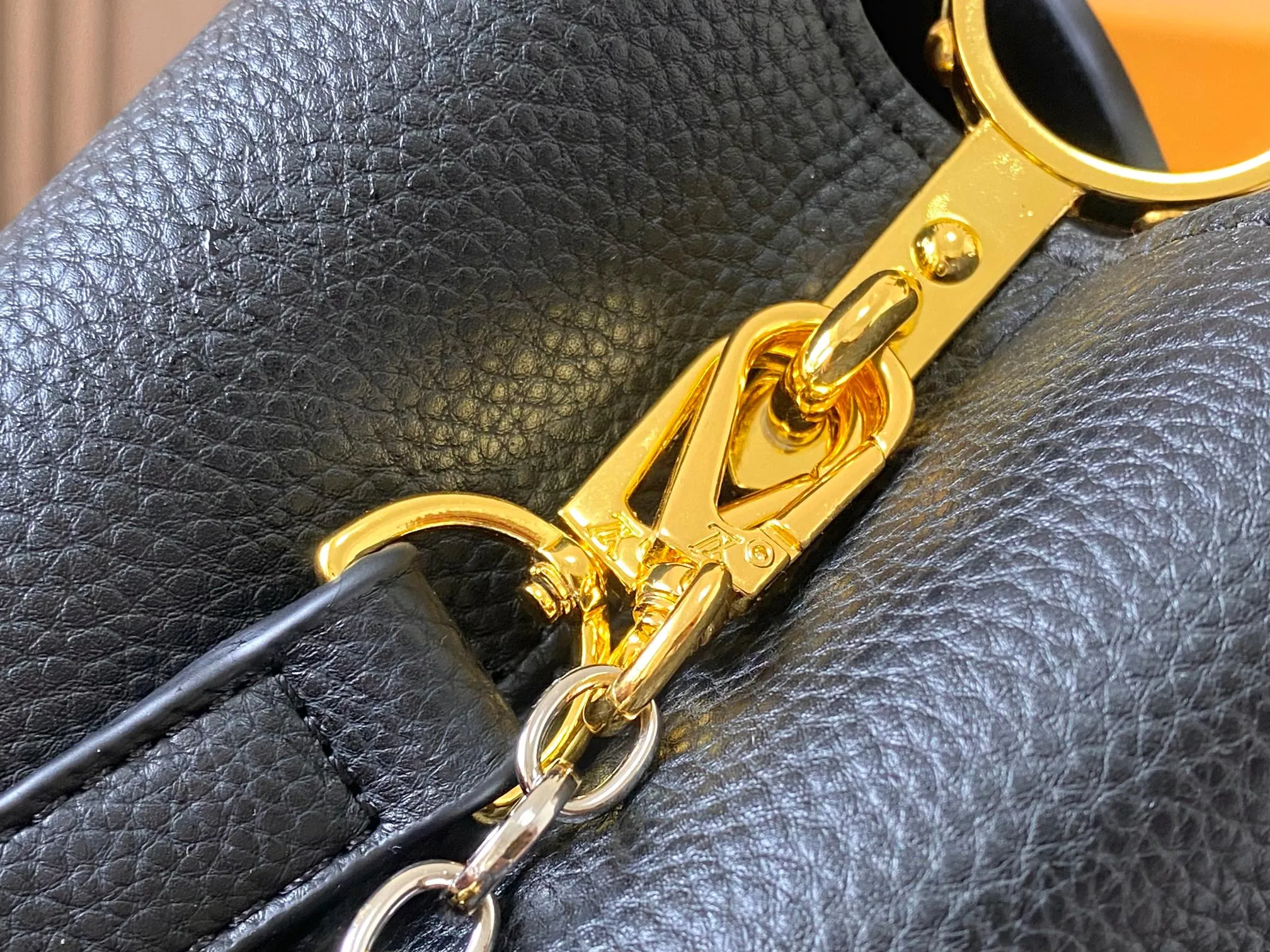 Top original P480 Guangzhou goods 🇫🇷M12938 This Capucines medium handbag is from the ChainOnYou series, using Taurillon cow leather to focus on the brand's ingenuity and sophisticated craftsmanship. The jewelry-style double-plated chain is embellished with Monogram flowers, and the rounded LV letters and metal parts add elegant touches. Whether worn cross-body, hand-carried or shoulder-carried, it can display elegant style. Size:31.5×20×11cm